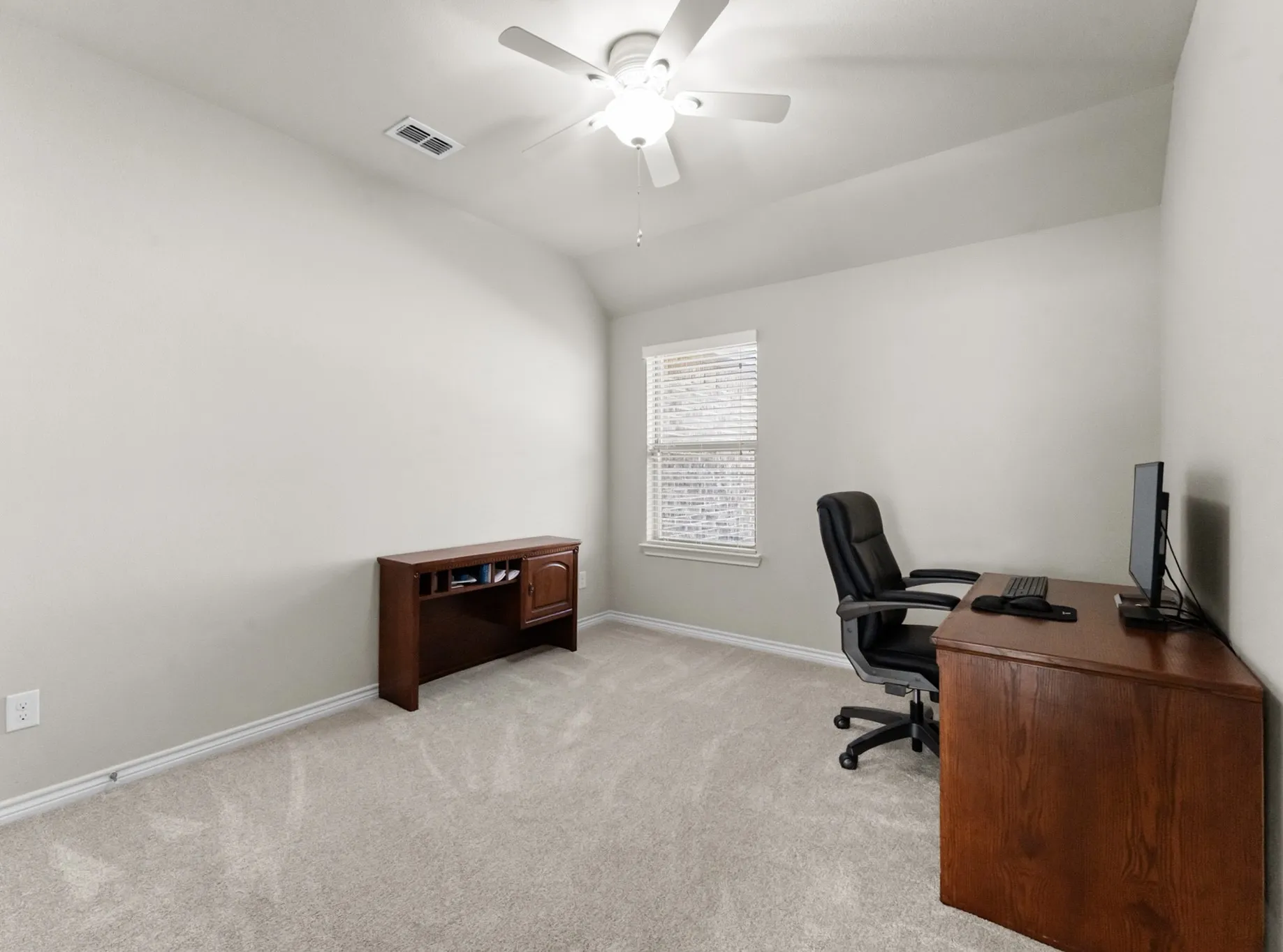 Single Family Residence For Rent in Kaufman County , 307 Acadia Lane, Forney, Texas 75126, 3 Bedroom, 2 Bathroom, 3 Garage spaces, 2,139 Sqft, built in 2016, mls#21331686, Real Estate Agent in Forney, Homes For Rent in Kaufman county, Homes For Rent in Forney, Realtor in Forney Texas, Real Estate Brokerage Independent Realty Texas, Luminita Cordes Realtor