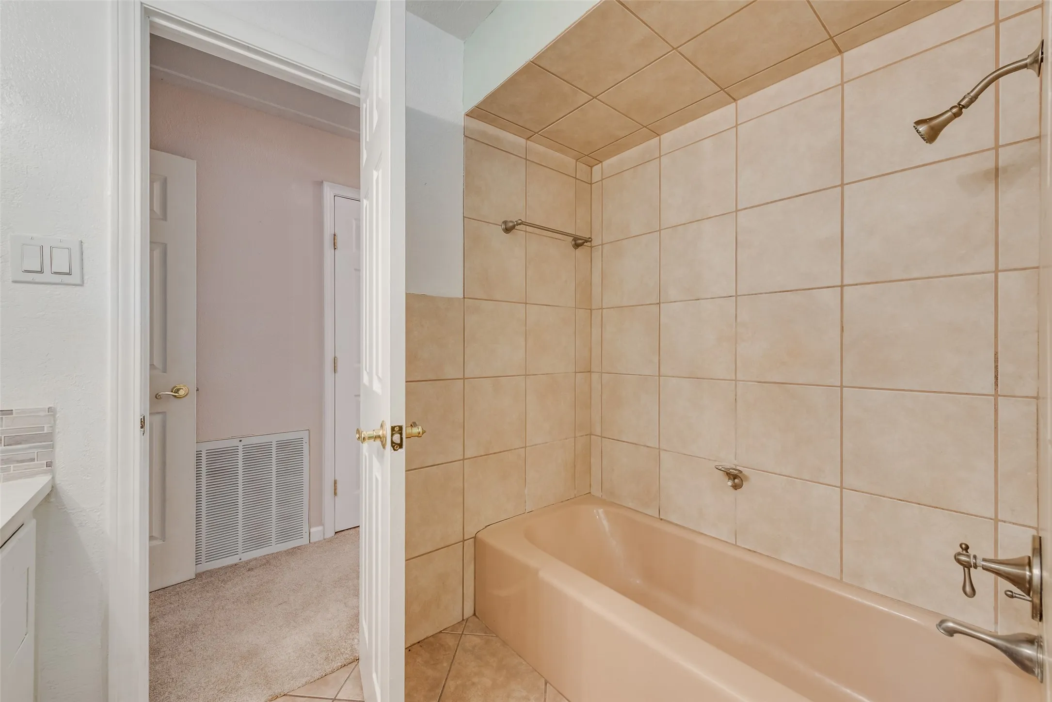 Full-size bathtub in second bath