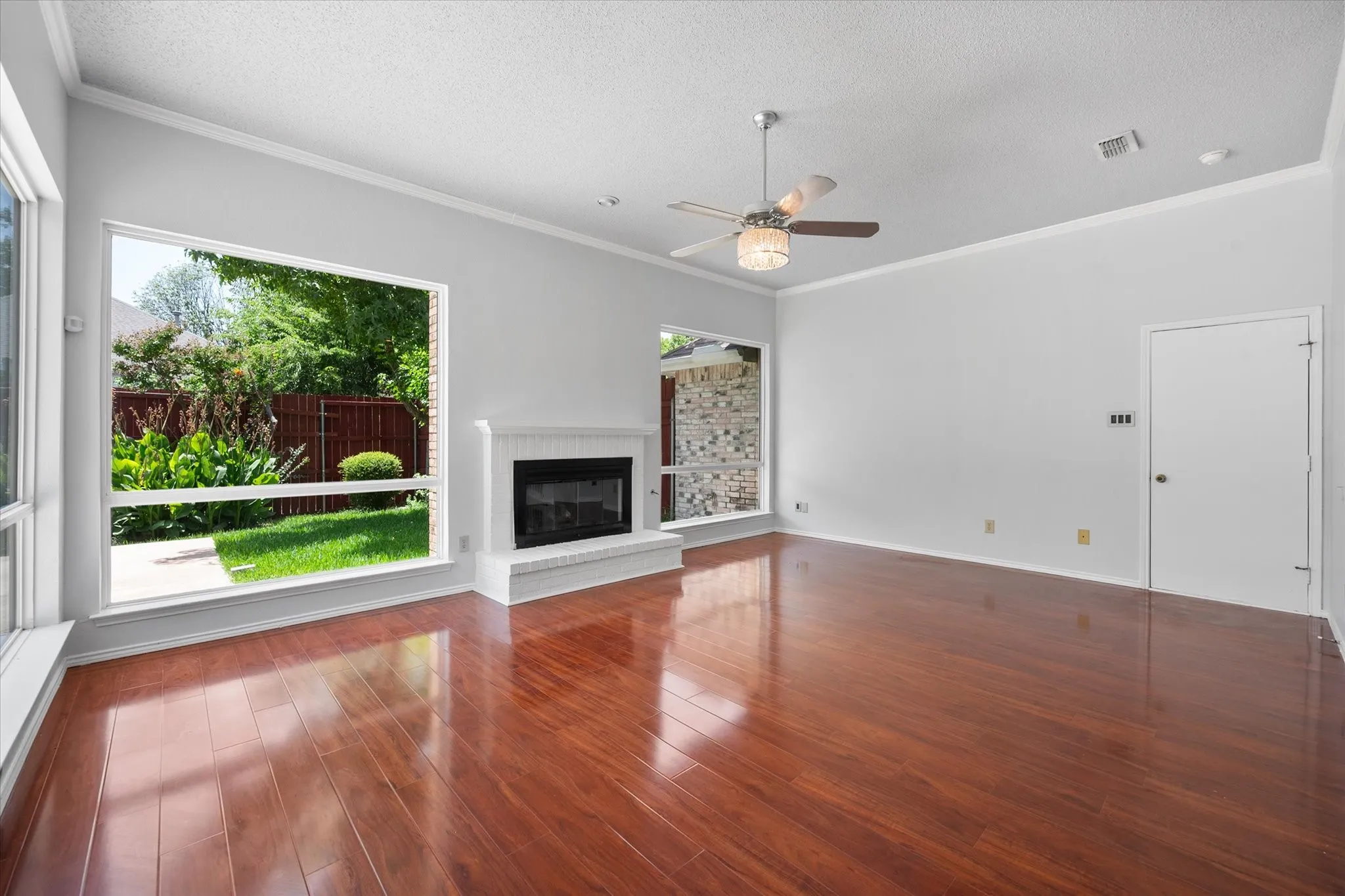 Single Family Residence For Sale in Dallas County , 1132 Devonshire Drive, De Soto, Texas 75115, 3 Bedroom, 2 Bathroom, 2 Garage spaces, 2,256 Sqft, built in 1990, mls#21330316, Real Estate Agent in De Soto, Homes For Sale in Dallas county, Homes For Sale in De Soto, Realtor in De Soto Texas, Real Estate Brokerage Independent Realty Texas, Luminita Cordes Realtor