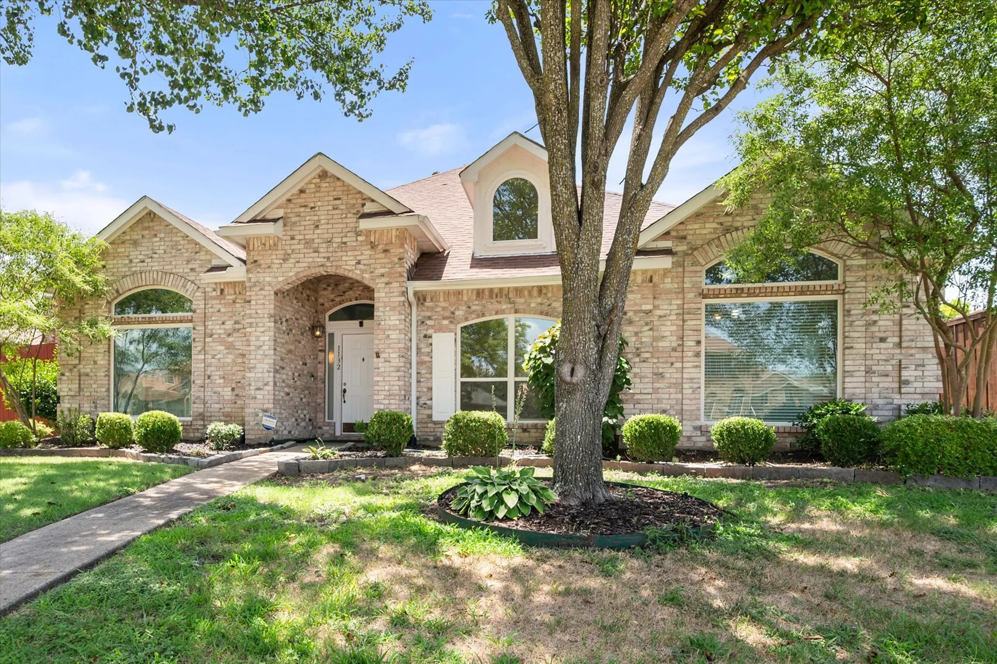 Single Family Residence For Sale in Dallas County , 1132 Devonshire Drive, De Soto, Texas 75115, 3 Bedroom, 2 Bathroom, 2 Garage spaces, 2,256 Sqft, built in 1990, mls#21330316, Real Estate Agent in De Soto, Homes For Sale in Dallas county, Homes For Sale in De Soto, Realtor in De Soto Texas, Real Estate Brokerage Independent Realty Texas, Luminita Cordes Realtor