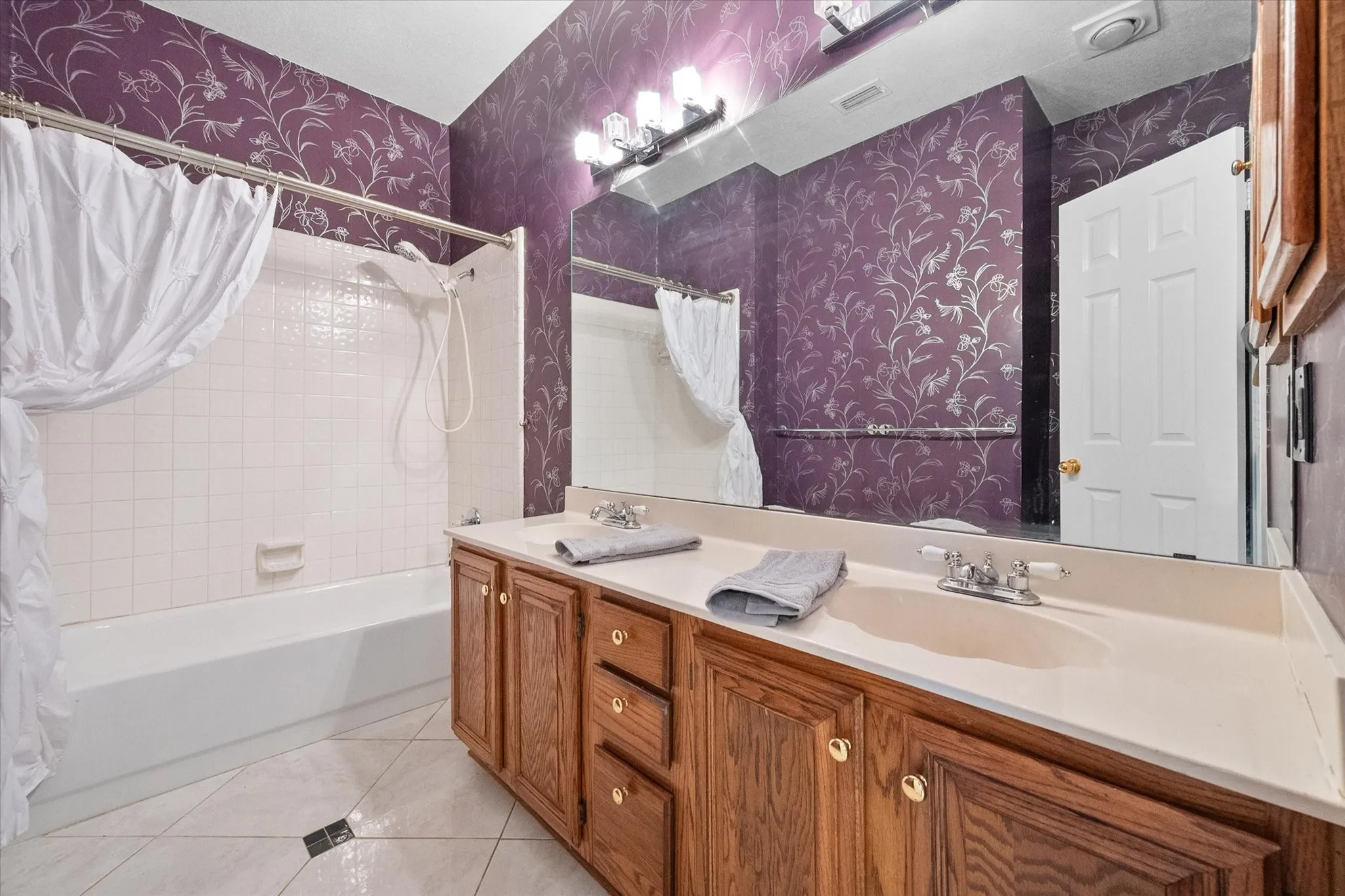 Single Family Residence For Sale in Dallas County , 1132 Devonshire Drive, De Soto, Texas 75115, 3 Bedroom, 2 Bathroom, 2 Garage spaces, 2,256 Sqft, built in 1990, mls#21330316, Real Estate Agent in De Soto, Homes For Sale in Dallas county, Homes For Sale in De Soto, Realtor in De Soto Texas, Real Estate Brokerage Independent Realty Texas, Luminita Cordes Realtor