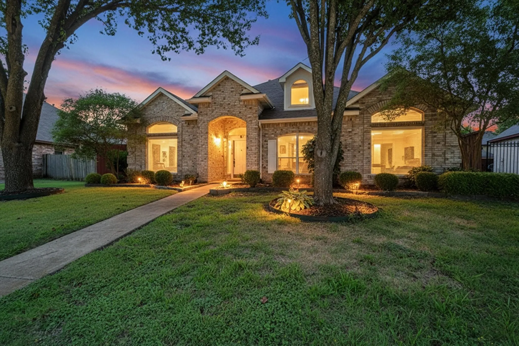 Single Family Residence For Sale in Dallas County , 1132 Devonshire Drive, De Soto, Texas 75115, 3 Bedroom, 2 Bathroom, 2 Garage spaces, 2,256 Sqft, built in 1990, mls#21330316, Real Estate Agent in De Soto, Homes For Sale in Dallas county, Homes For Sale in De Soto, Realtor in De Soto Texas, Real Estate Brokerage Independent Realty Texas, Luminita Cordes Realtor
