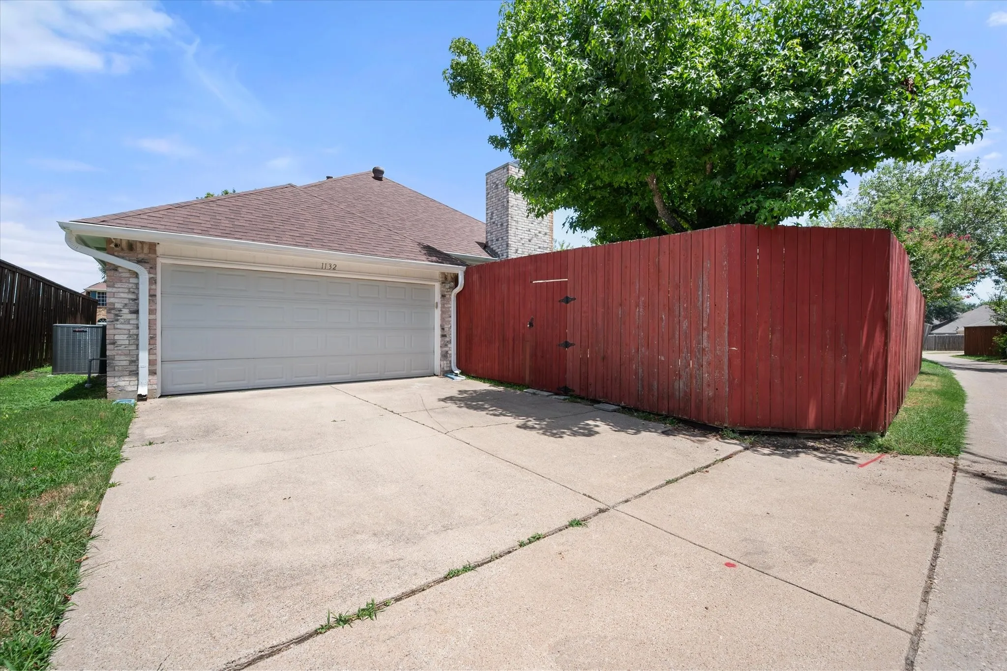 Single Family Residence For Sale in Dallas County , 1132 Devonshire Drive, De Soto, Texas 75115, 3 Bedroom, 2 Bathroom, 2 Garage spaces, 2,256 Sqft, built in 1990, mls#21330316, Real Estate Agent in De Soto, Homes For Sale in Dallas county, Homes For Sale in De Soto, Realtor in De Soto Texas, Real Estate Brokerage Independent Realty Texas, Luminita Cordes Realtor