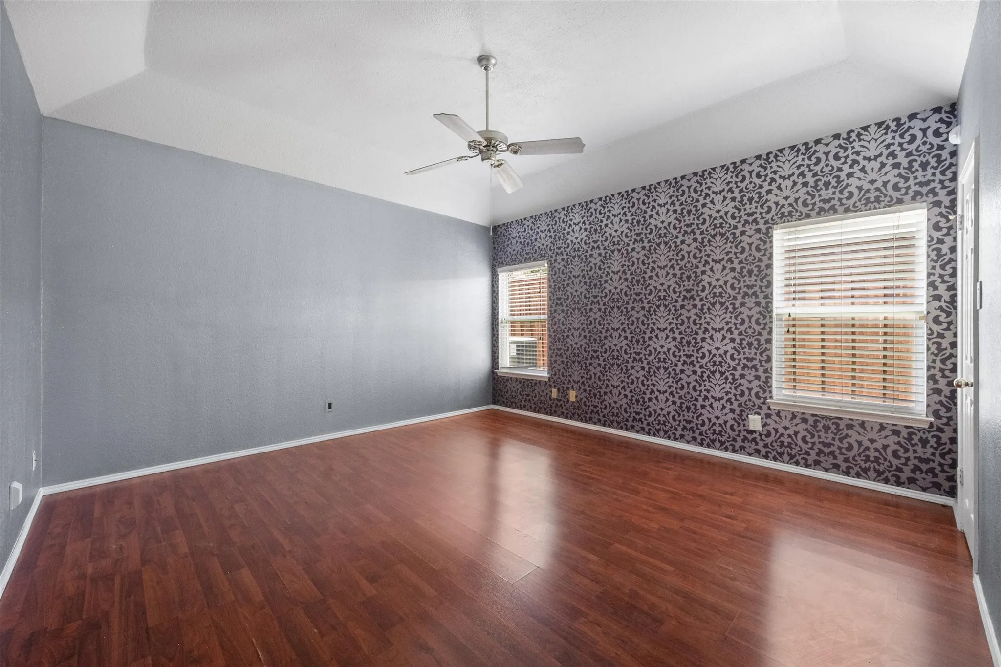 Single Family Residence For Sale in Dallas County , 1132 Devonshire Drive, De Soto, Texas 75115, 3 Bedroom, 2 Bathroom, 2 Garage spaces, 2,256 Sqft, built in 1990, mls#21330316, Real Estate Agent in De Soto, Homes For Sale in Dallas county, Homes For Sale in De Soto, Realtor in De Soto Texas, Real Estate Brokerage Independent Realty Texas, Luminita Cordes Realtor