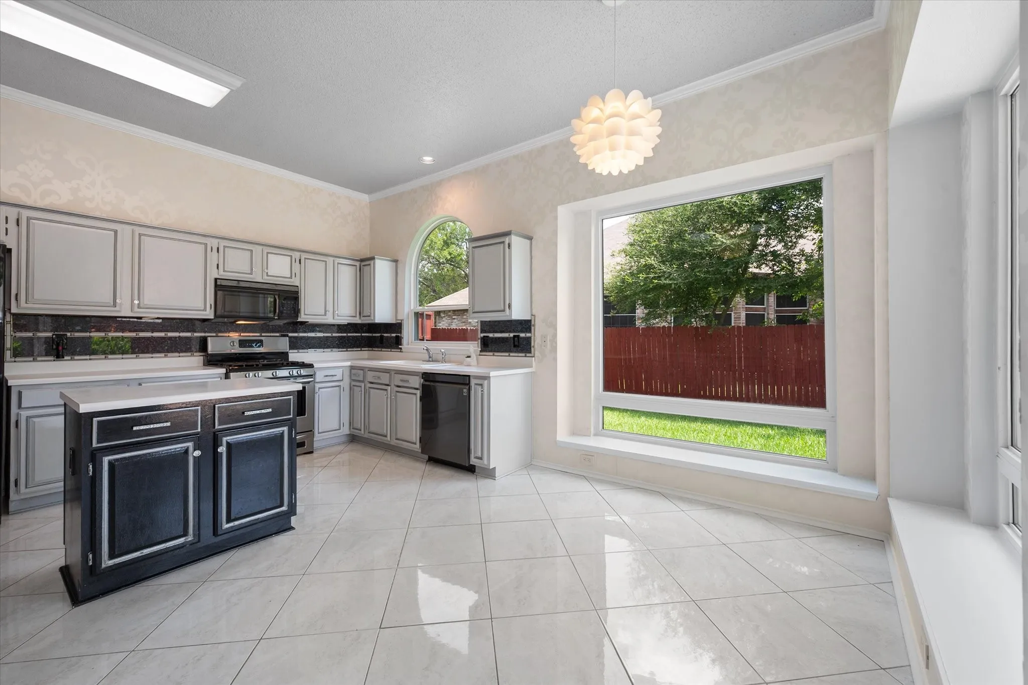 Single Family Residence For Sale in Dallas County , 1132 Devonshire Drive, De Soto, Texas 75115, 3 Bedroom, 2 Bathroom, 2 Garage spaces, 2,256 Sqft, built in 1990, mls#21330316, Real Estate Agent in De Soto, Homes For Sale in Dallas county, Homes For Sale in De Soto, Realtor in De Soto Texas, Real Estate Brokerage Independent Realty Texas, Luminita Cordes Realtor