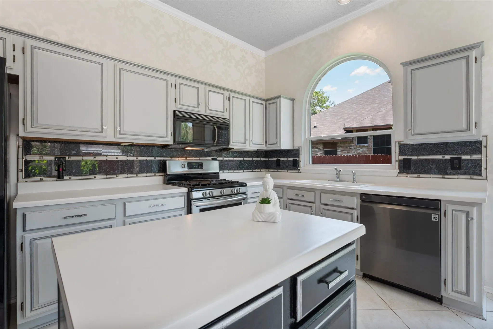 Single Family Residence For Sale in Dallas County , 1132 Devonshire Drive, De Soto, Texas 75115, 3 Bedroom, 2 Bathroom, 2 Garage spaces, 2,256 Sqft, built in 1990, mls#21330316, Real Estate Agent in De Soto, Homes For Sale in Dallas county, Homes For Sale in De Soto, Realtor in De Soto Texas, Real Estate Brokerage Independent Realty Texas, Luminita Cordes Realtor