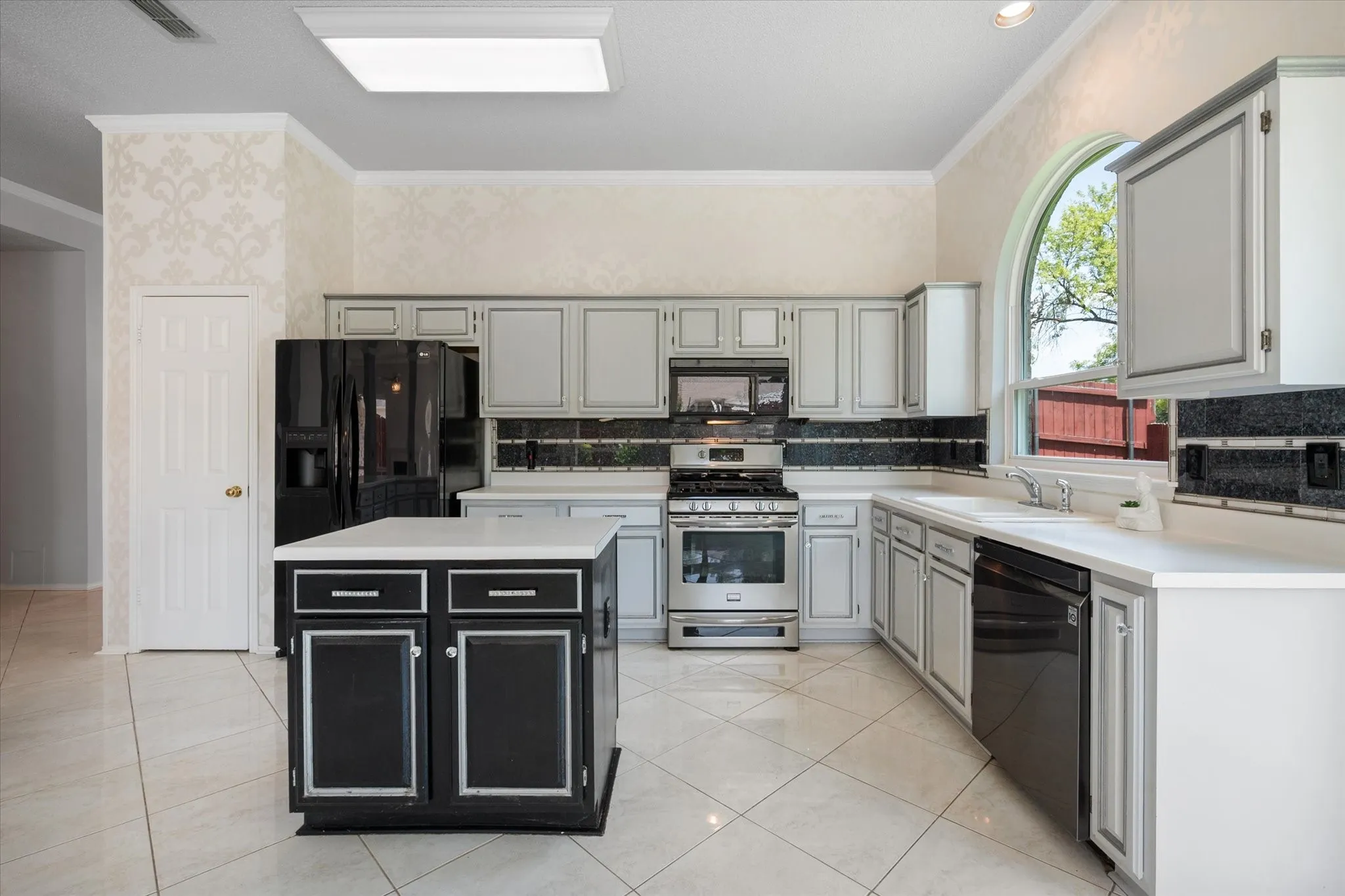 Single Family Residence For Sale in Dallas County , 1132 Devonshire Drive, De Soto, Texas 75115, 3 Bedroom, 2 Bathroom, 2 Garage spaces, 2,256 Sqft, built in 1990, mls#21330316, Real Estate Agent in De Soto, Homes For Sale in Dallas county, Homes For Sale in De Soto, Realtor in De Soto Texas, Real Estate Brokerage Independent Realty Texas, Luminita Cordes Realtor