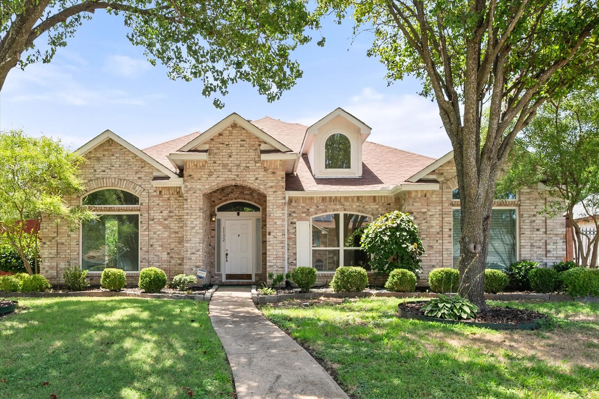 Single Family Residence For Sale in Dallas County , 1132 Devonshire Drive, De Soto, Texas 75115, 3 Bedroom, 2 Bathroom, 2 Garage spaces, 2,256 Sqft, built in 1990, mls#21330316, Real Estate Agent in De Soto, Homes For Sale in Dallas county, Homes For Sale in De Soto, Realtor in De Soto Texas, Real Estate Brokerage Independent Realty Texas, Luminita Cordes Realtor