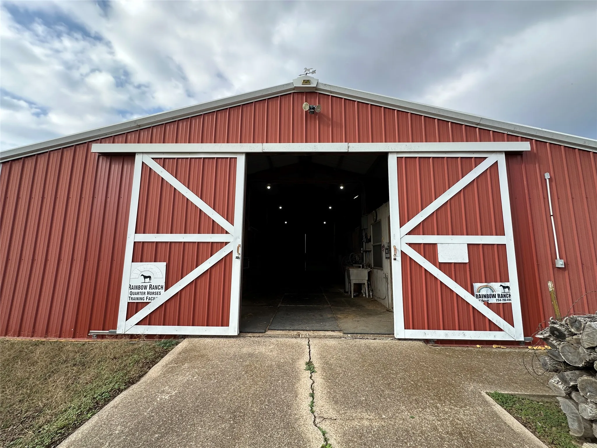 Single Family Residence For Sale in Hamilton County , 377c County Road 3244, Hico, Texas 76457, 3 Bedrooms, 2 Bathrooms, 2 Garage spaces, 2,539 Sqft, built in 1983, Price $699,000, mls#21331901, Real Estate Agent in Hico, Homes For Sale in Hamilton county, Homes For Sale in Hico, Realtor in Hico Texas, Real Estate Brokerage Independent Realty Texas, Luminita Cordes Realtor