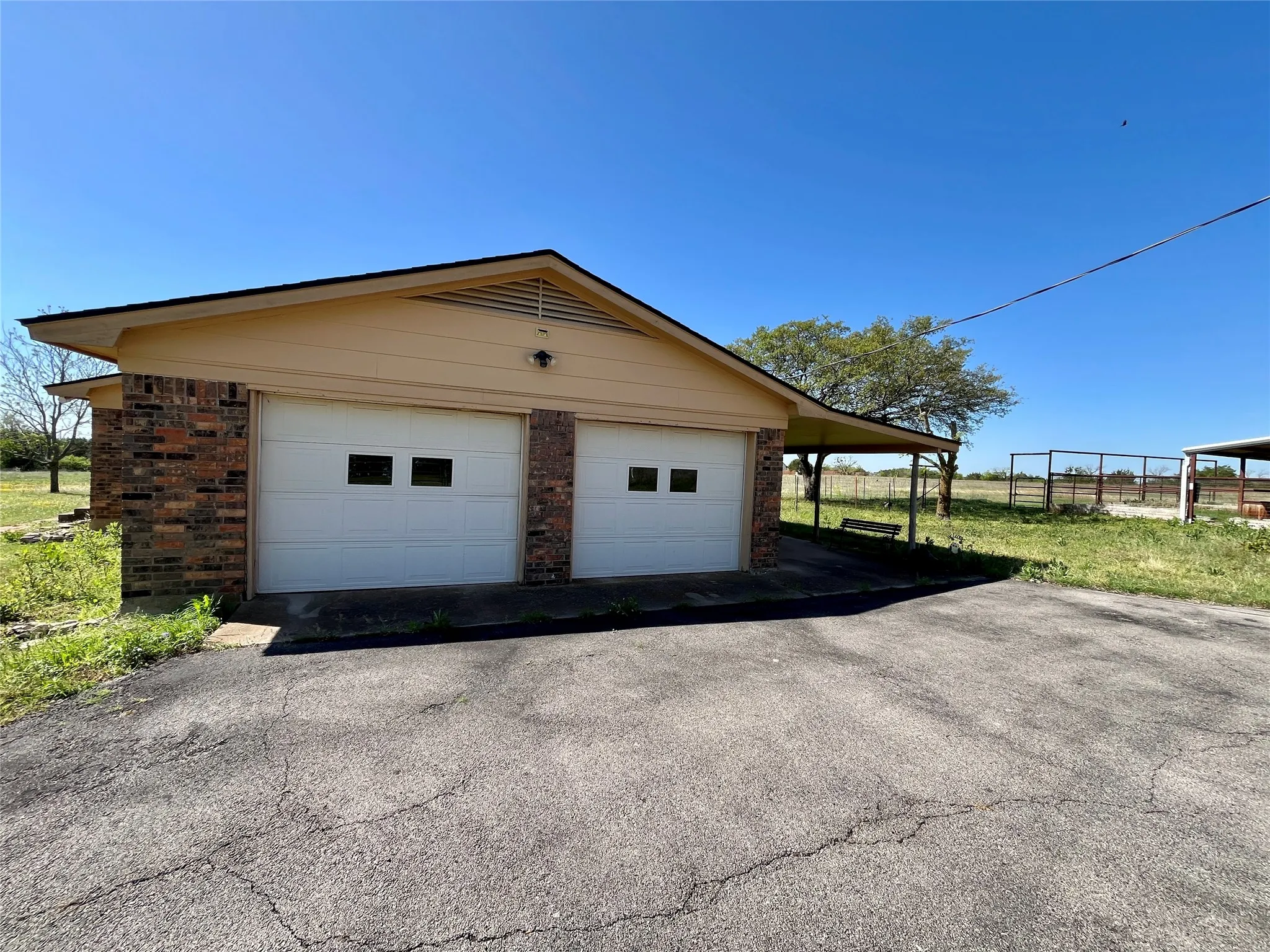 Single Family Residence For Sale in Hamilton County , 377c County Road 3244, Hico, Texas 76457, 3 Bedrooms, 2 Bathrooms, 2 Garage spaces, 2,539 Sqft, built in 1983, Price $699,000, mls#21331901, Real Estate Agent in Hico, Homes For Sale in Hamilton county, Homes For Sale in Hico, Realtor in Hico Texas, Real Estate Brokerage Independent Realty Texas, Luminita Cordes Realtor