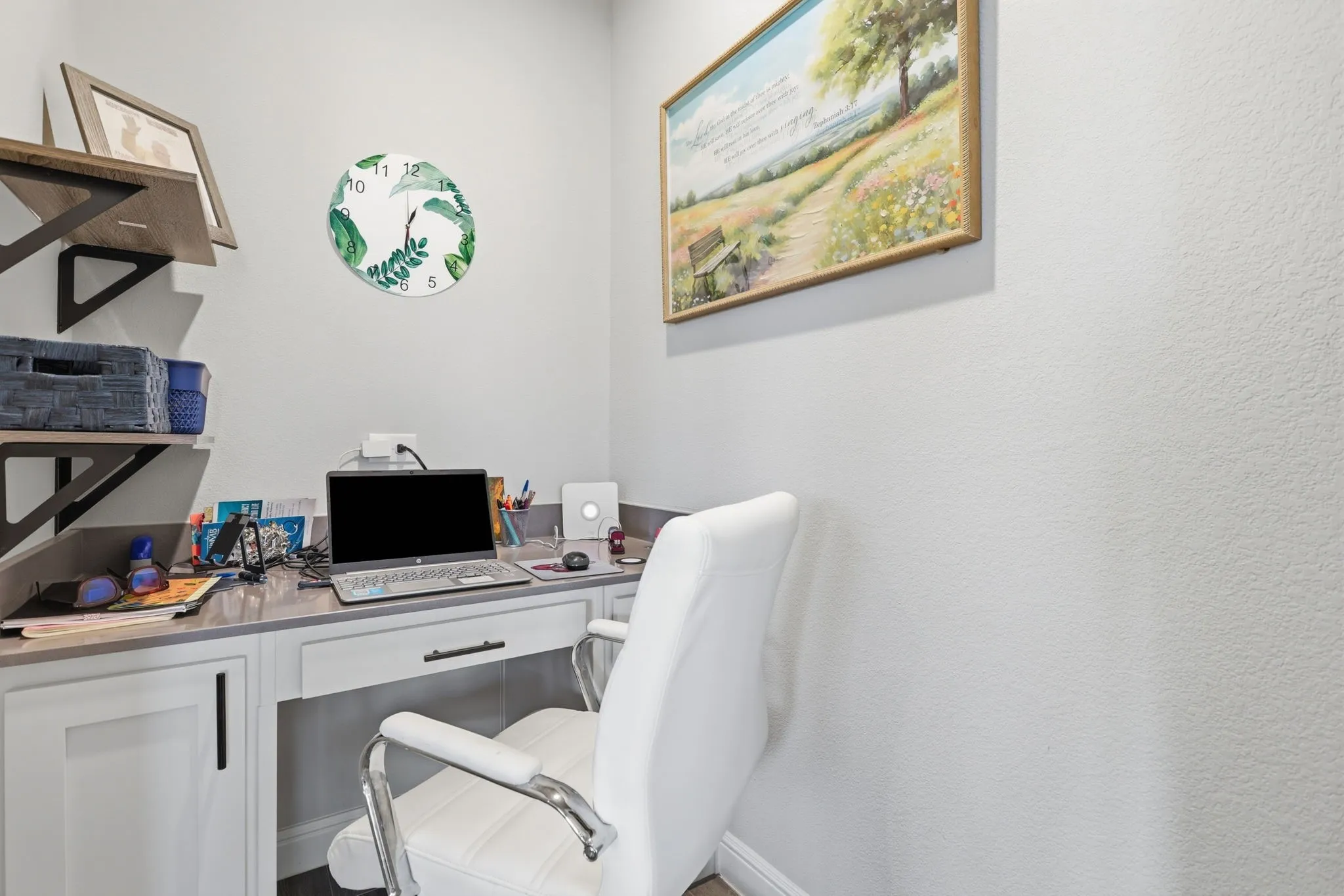 Well planned office nook.