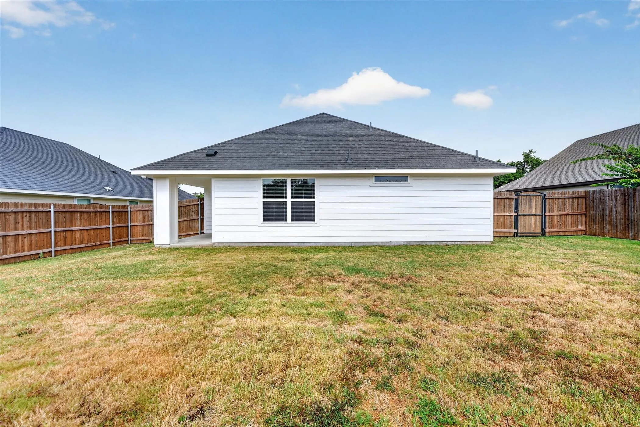 Single Family Residence For Sale in Parker County , 106 Clover Circle, Weatherford, Texas 76086, 3 Bedroom, 2 Bathroom, 2 Garage spaces, 1,332 Sqft, built in 2020, mls#21331546, Real Estate Agent in Weatherford, Homes For Sale in Parker county, Homes For Sale in Weatherford, Realtor in Weatherford Texas, Real Estate Brokerage Independent Realty Texas, Luminita Cordes Realtor
