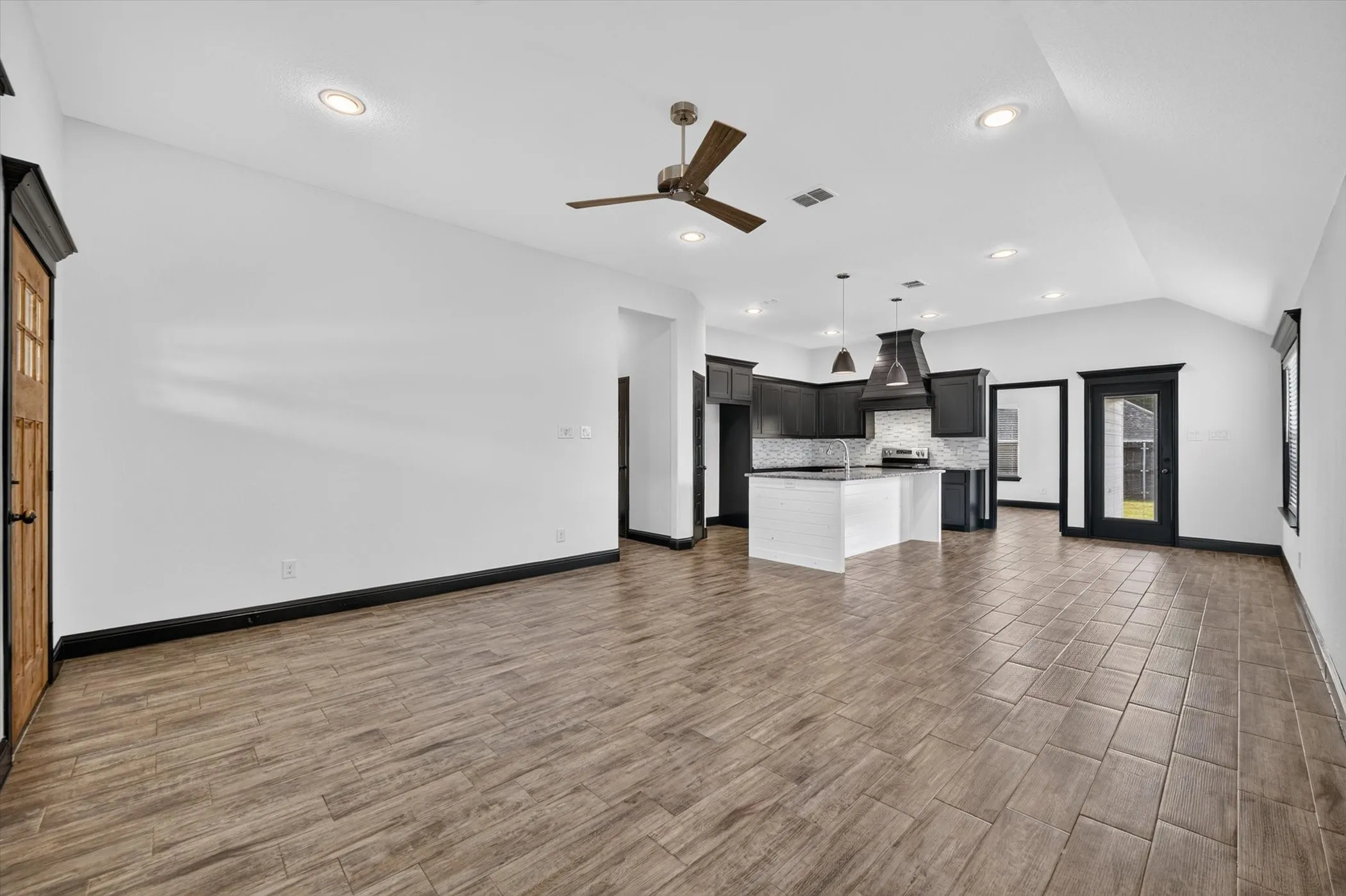 Single Family Residence For Sale in Parker County , 106 Clover Circle, Weatherford, Texas 76086, 3 Bedroom, 2 Bathroom, 2 Garage spaces, 1,332 Sqft, built in 2020, mls#21331546, Real Estate Agent in Weatherford, Homes For Sale in Parker county, Homes For Sale in Weatherford, Realtor in Weatherford Texas, Real Estate Brokerage Independent Realty Texas, Luminita Cordes Realtor