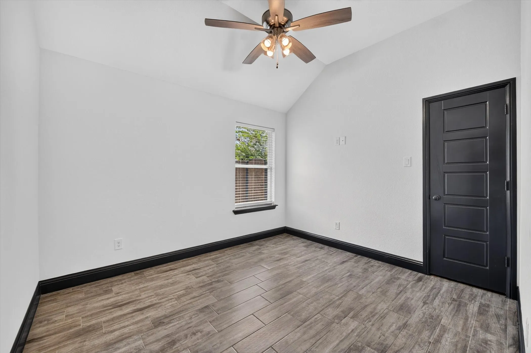 Single Family Residence For Sale in Parker County , 106 Clover Circle, Weatherford, Texas 76086, 3 Bedroom, 2 Bathroom, 2 Garage spaces, 1,332 Sqft, built in 2020, mls#21331546, Real Estate Agent in Weatherford, Homes For Sale in Parker county, Homes For Sale in Weatherford, Realtor in Weatherford Texas, Real Estate Brokerage Independent Realty Texas, Luminita Cordes Realtor