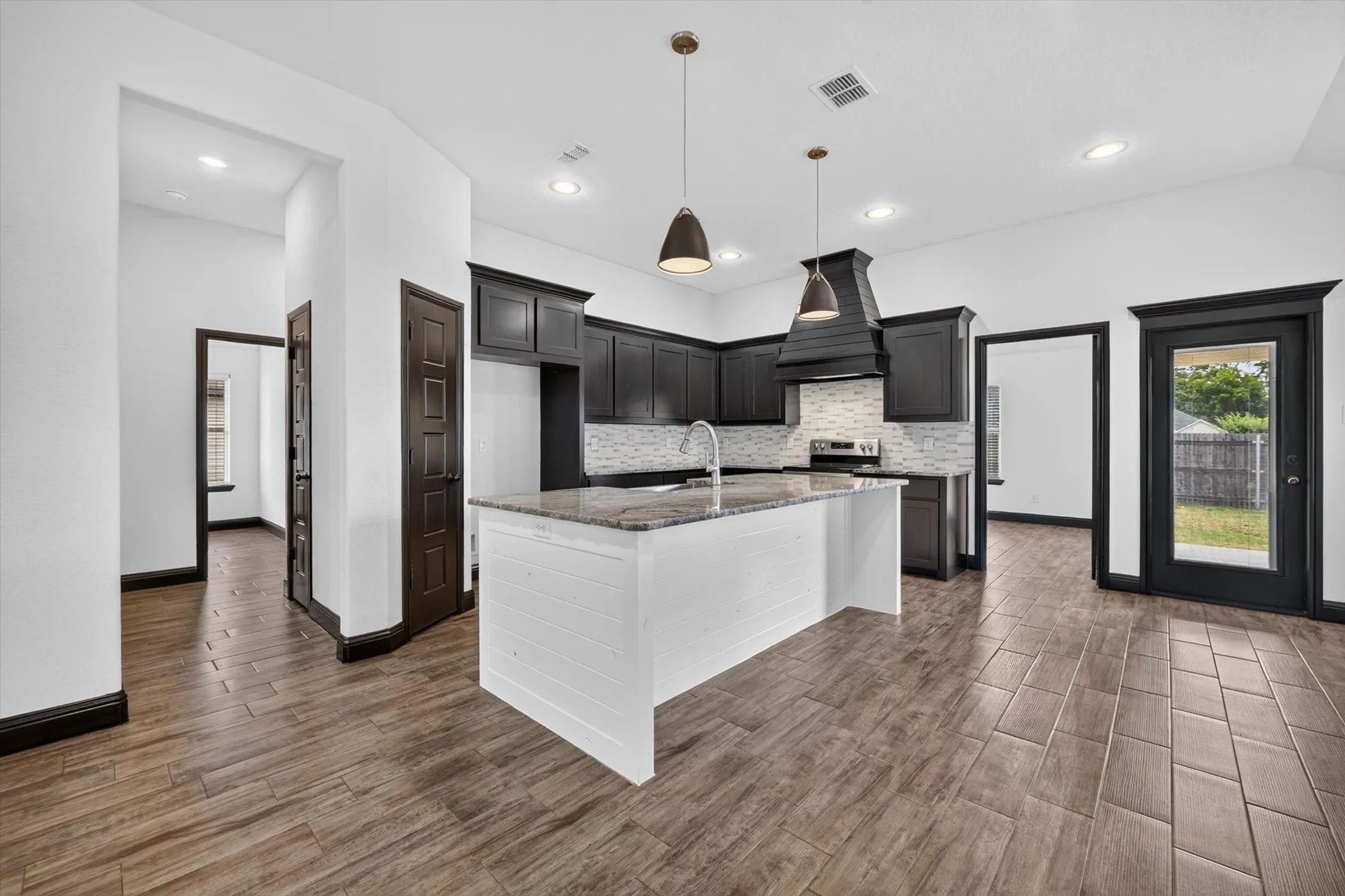 Single Family Residence For Sale in Parker County , 106 Clover Circle, Weatherford, Texas 76086, 3 Bedroom, 2 Bathroom, 2 Garage spaces, 1,332 Sqft, built in 2020, mls#21331546, Real Estate Agent in Weatherford, Homes For Sale in Parker county, Homes For Sale in Weatherford, Realtor in Weatherford Texas, Real Estate Brokerage Independent Realty Texas, Luminita Cordes Realtor