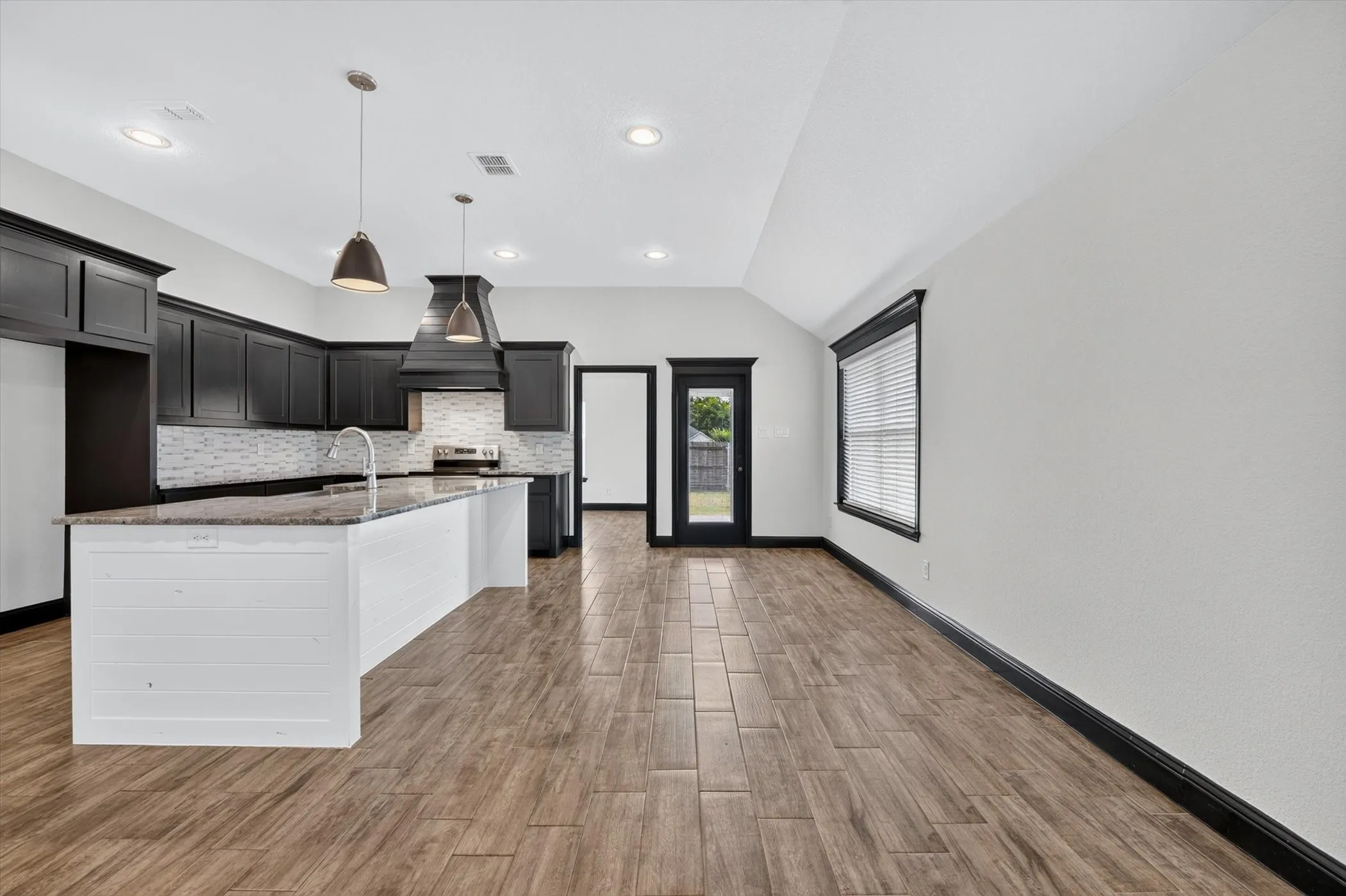 Single Family Residence For Sale in Parker County , 106 Clover Circle, Weatherford, Texas 76086, 3 Bedroom, 2 Bathroom, 2 Garage spaces, 1,332 Sqft, built in 2020, mls#21331546, Real Estate Agent in Weatherford, Homes For Sale in Parker county, Homes For Sale in Weatherford, Realtor in Weatherford Texas, Real Estate Brokerage Independent Realty Texas, Luminita Cordes Realtor