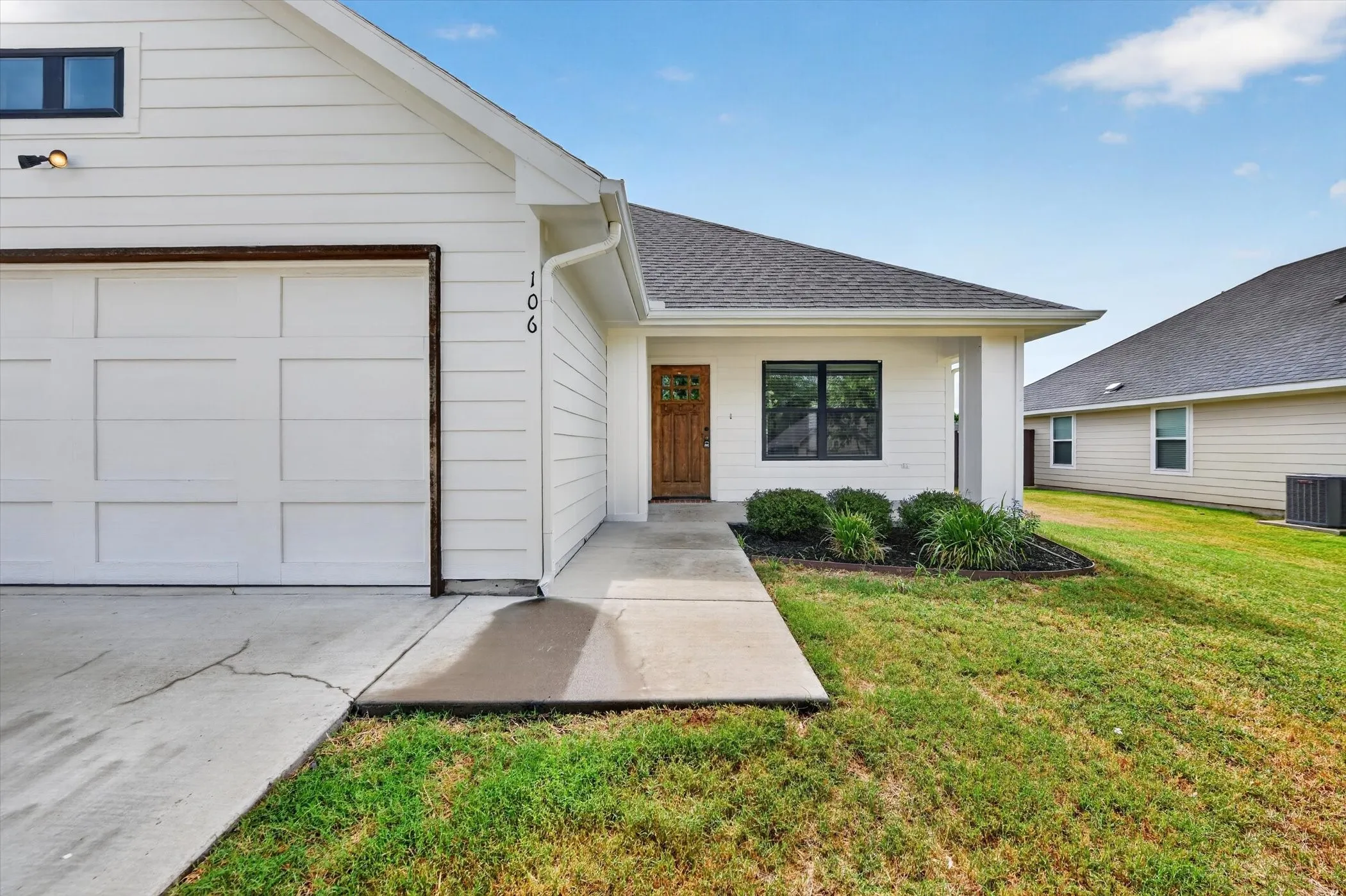 Single Family Residence For Sale in Parker County , 106 Clover Circle, Weatherford, Texas 76086, 3 Bedroom, 2 Bathroom, 2 Garage spaces, 1,332 Sqft, built in 2020, mls#21331546, Real Estate Agent in Weatherford, Homes For Sale in Parker county, Homes For Sale in Weatherford, Realtor in Weatherford Texas, Real Estate Brokerage Independent Realty Texas, Luminita Cordes Realtor
