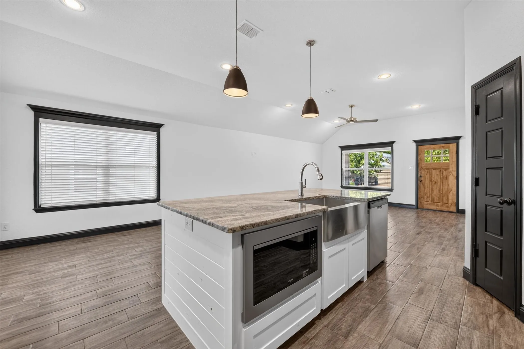 Single Family Residence For Sale in Parker County , 106 Clover Circle, Weatherford, Texas 76086, 3 Bedroom, 2 Bathroom, 2 Garage spaces, 1,332 Sqft, built in 2020, mls#21331546, Real Estate Agent in Weatherford, Homes For Sale in Parker county, Homes For Sale in Weatherford, Realtor in Weatherford Texas, Real Estate Brokerage Independent Realty Texas, Luminita Cordes Realtor