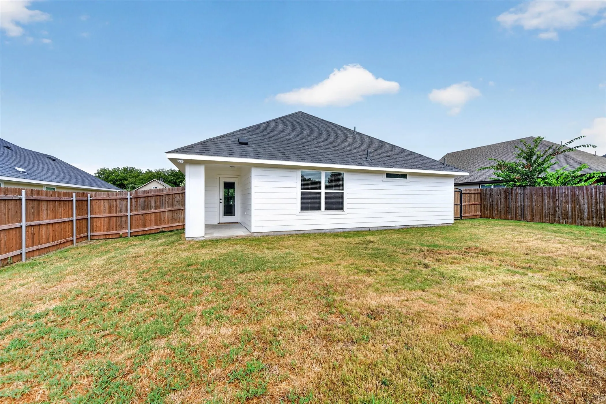 Single Family Residence For Sale in Parker County , 106 Clover Circle, Weatherford, Texas 76086, 3 Bedroom, 2 Bathroom, 2 Garage spaces, 1,332 Sqft, built in 2020, mls#21331546, Real Estate Agent in Weatherford, Homes For Sale in Parker county, Homes For Sale in Weatherford, Realtor in Weatherford Texas, Real Estate Brokerage Independent Realty Texas, Luminita Cordes Realtor
