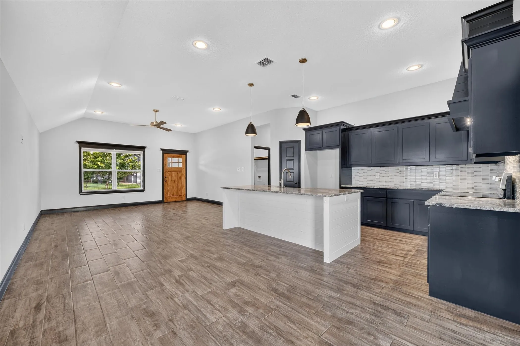 Single Family Residence For Sale in Parker County , 106 Clover Circle, Weatherford, Texas 76086, 3 Bedroom, 2 Bathroom, 2 Garage spaces, 1,332 Sqft, built in 2020, mls#21331546, Real Estate Agent in Weatherford, Homes For Sale in Parker county, Homes For Sale in Weatherford, Realtor in Weatherford Texas, Real Estate Brokerage Independent Realty Texas, Luminita Cordes Realtor