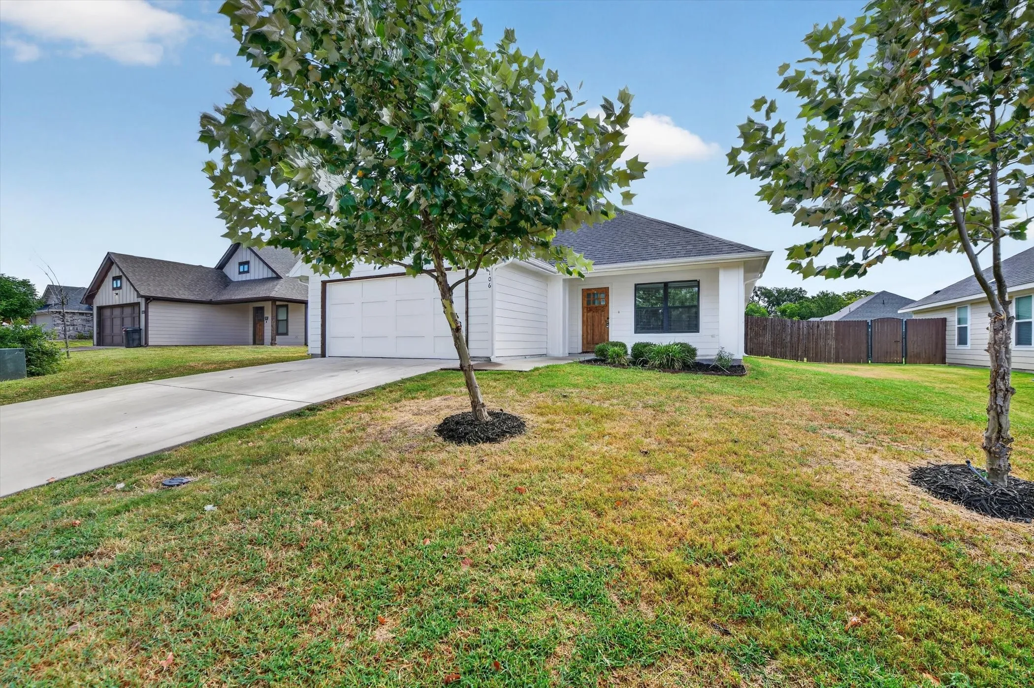 Single Family Residence For Sale in Parker County , 106 Clover Circle, Weatherford, Texas 76086, 3 Bedroom, 2 Bathroom, 2 Garage spaces, 1,332 Sqft, built in 2020, mls#21331546, Real Estate Agent in Weatherford, Homes For Sale in Parker county, Homes For Sale in Weatherford, Realtor in Weatherford Texas, Real Estate Brokerage Independent Realty Texas, Luminita Cordes Realtor