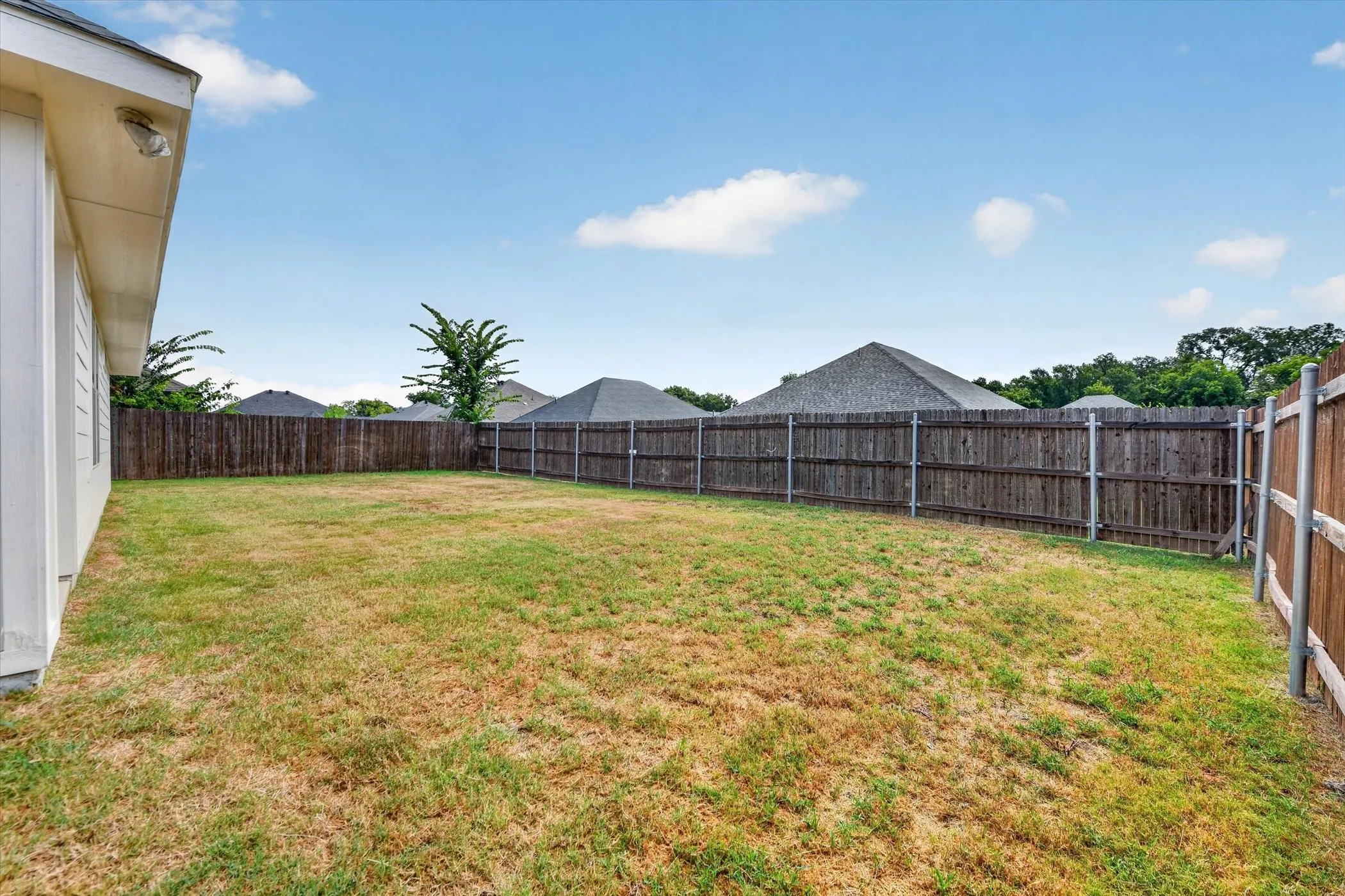 Single Family Residence For Sale in Parker County , 106 Clover Circle, Weatherford, Texas 76086, 3 Bedroom, 2 Bathroom, 2 Garage spaces, 1,332 Sqft, built in 2020, mls#21331546, Real Estate Agent in Weatherford, Homes For Sale in Parker county, Homes For Sale in Weatherford, Realtor in Weatherford Texas, Real Estate Brokerage Independent Realty Texas, Luminita Cordes Realtor