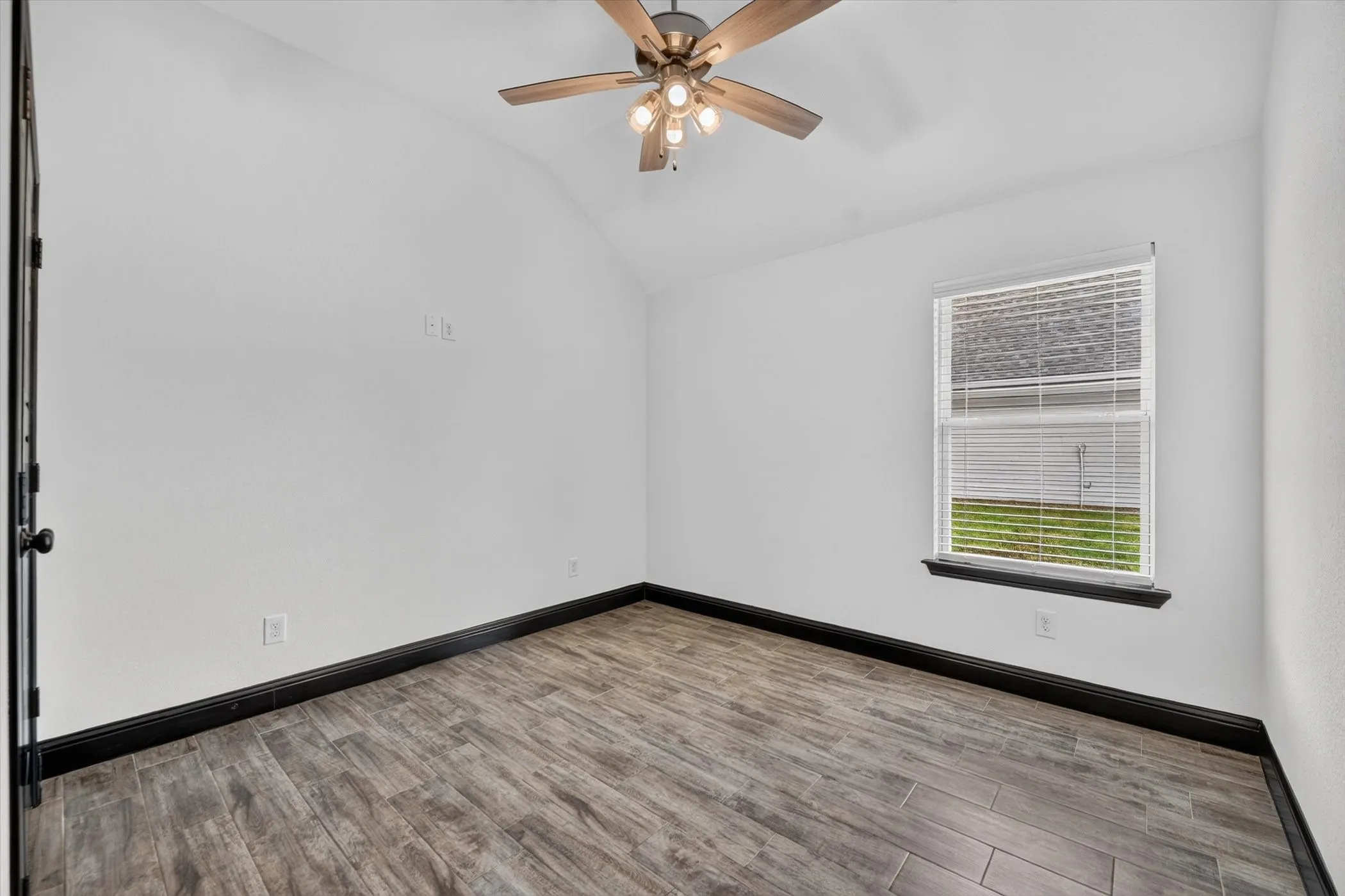 Single Family Residence For Sale in Parker County , 106 Clover Circle, Weatherford, Texas 76086, 3 Bedroom, 2 Bathroom, 2 Garage spaces, 1,332 Sqft, built in 2020, mls#21331546, Real Estate Agent in Weatherford, Homes For Sale in Parker county, Homes For Sale in Weatherford, Realtor in Weatherford Texas, Real Estate Brokerage Independent Realty Texas, Luminita Cordes Realtor