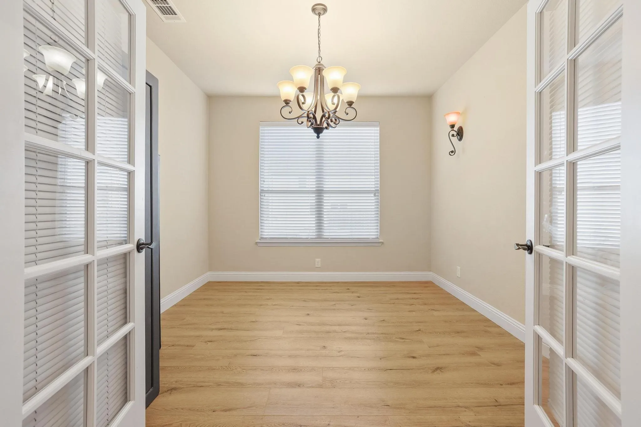 Single Family Residence For Sale in Grayson County , 223 Thompson Drive, Van Alstyne, Texas 75495, 5 Bedroom, 4 Bathroom, 2 Garage spaces, 3,485 Sqft, built in 2018, mls#21315519, Real Estate Agent in Van Alstyne, Homes For Sale in Grayson county, Homes For Sale in Van Alstyne, Realtor in Van Alstyne Texas, Real Estate Brokerage Independent Realty Texas, Luminita Cordes Realtor