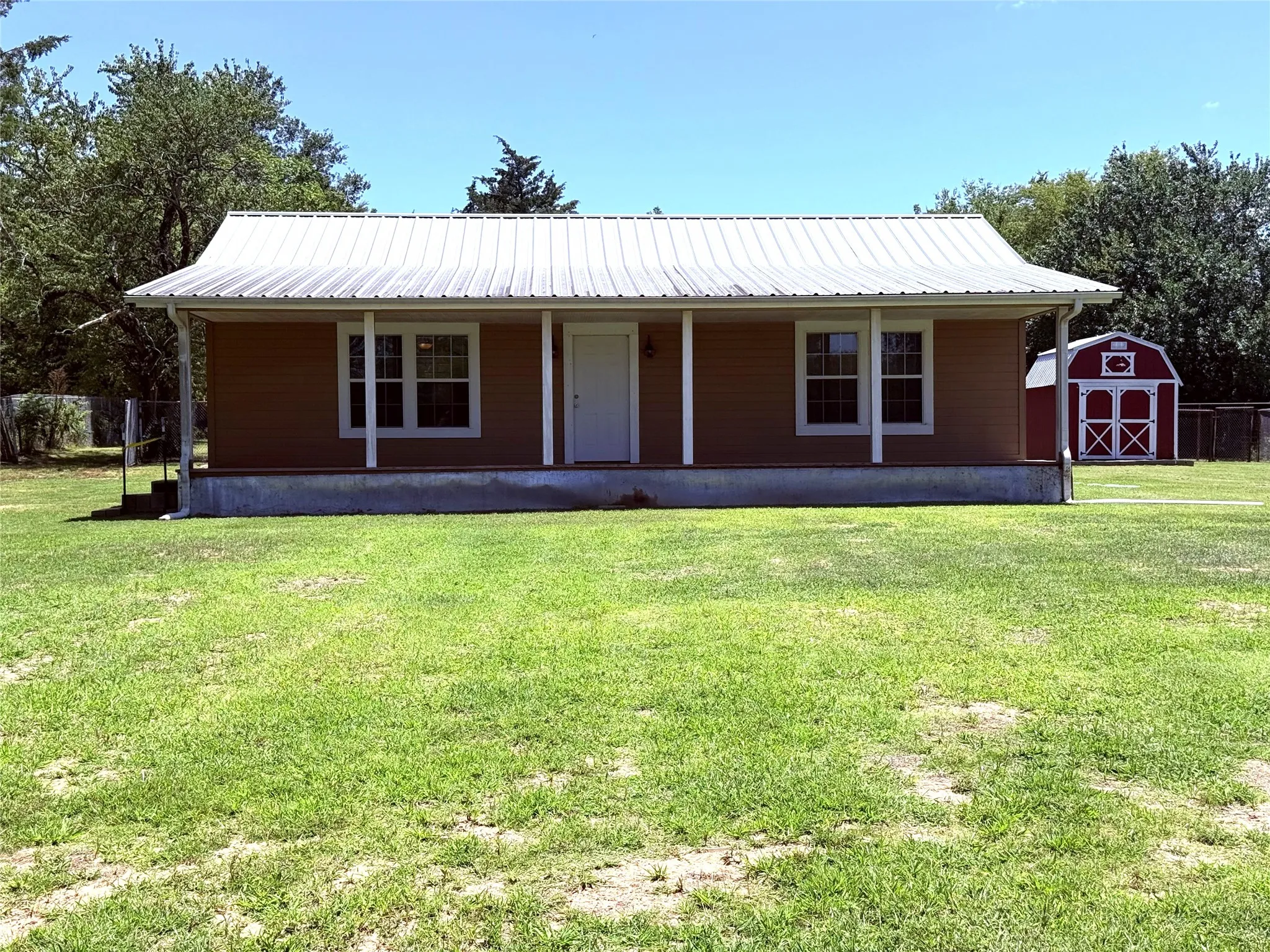 Single Family Residence For Sale in Franklin (TX) County , 175 County Road Nw 1010, Mount Vernon, Texas 75457, 2 Bedroom, 1 Bathroom, Garage spaces, 1,350 Sqft, built in 2013, mls#21330855, Real Estate Agent in Mount Vernon, Homes For Sale in Franklin (TX) county, Homes For Sale in Mount Vernon, Realtor in Mount Vernon Texas, Real Estate Brokerage Independent Realty Texas, Luminita Cordes Realtor