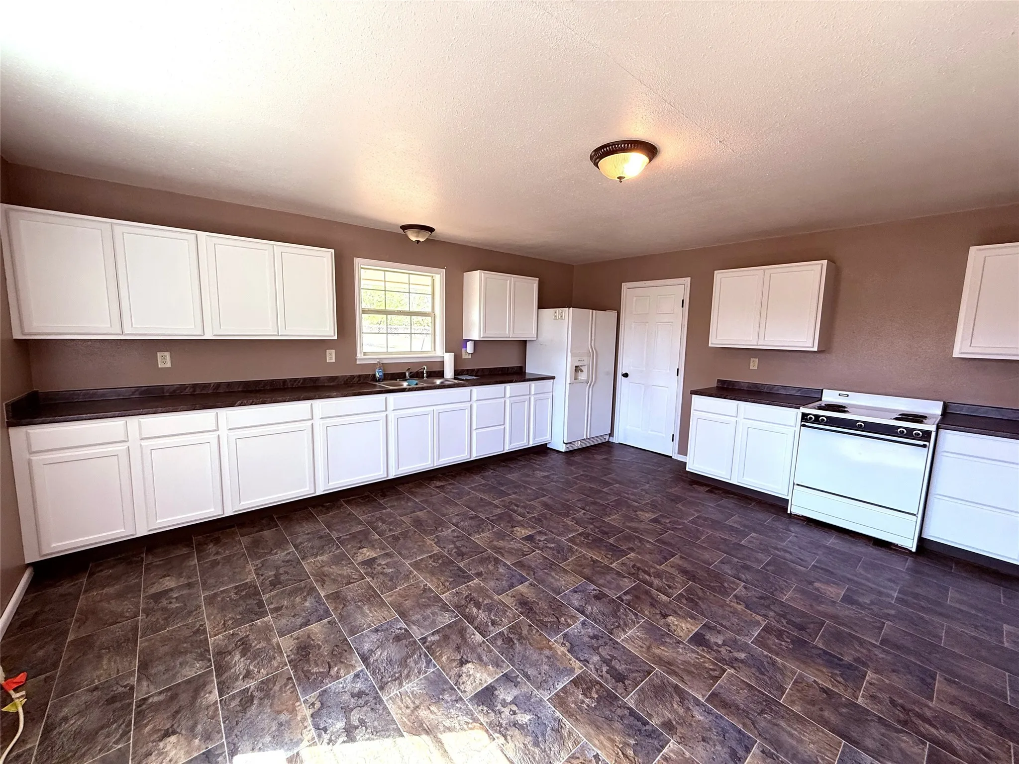 Single Family Residence For Sale in Franklin (TX) County , 175 County Road Nw 1010, Mount Vernon, Texas 75457, 2 Bedroom, 1 Bathroom, Garage spaces, 1,350 Sqft, built in 2013, mls#21330855, Real Estate Agent in Mount Vernon, Homes For Sale in Franklin (TX) county, Homes For Sale in Mount Vernon, Realtor in Mount Vernon Texas, Real Estate Brokerage Independent Realty Texas, Luminita Cordes Realtor
