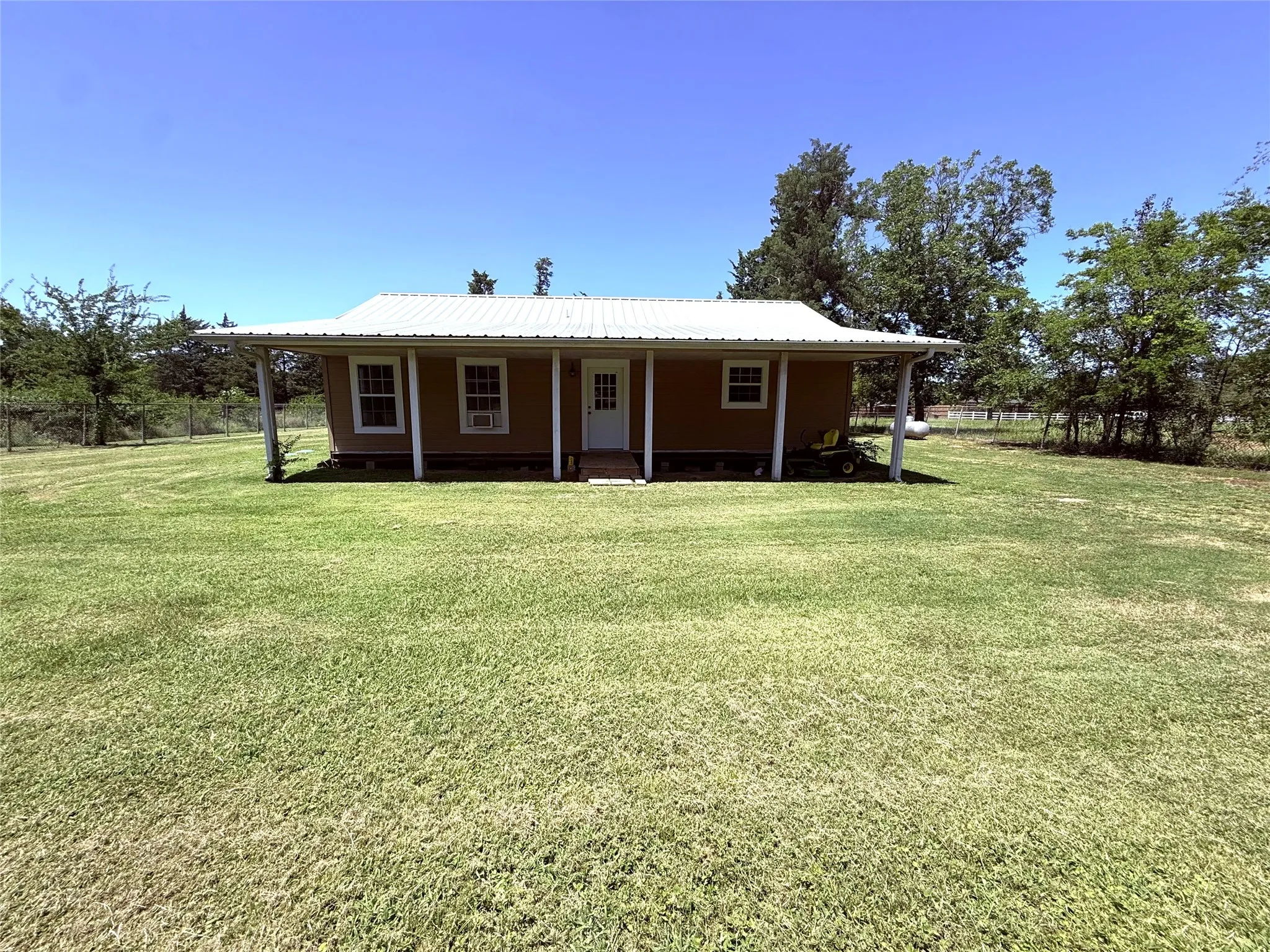 Single Family Residence For Sale in Franklin (TX) County , 175 County Road Nw 1010, Mount Vernon, Texas 75457, 2 Bedroom, 1 Bathroom, Garage spaces, 1,350 Sqft, built in 2013, mls#21330855, Real Estate Agent in Mount Vernon, Homes For Sale in Franklin (TX) county, Homes For Sale in Mount Vernon, Realtor in Mount Vernon Texas, Real Estate Brokerage Independent Realty Texas, Luminita Cordes Realtor