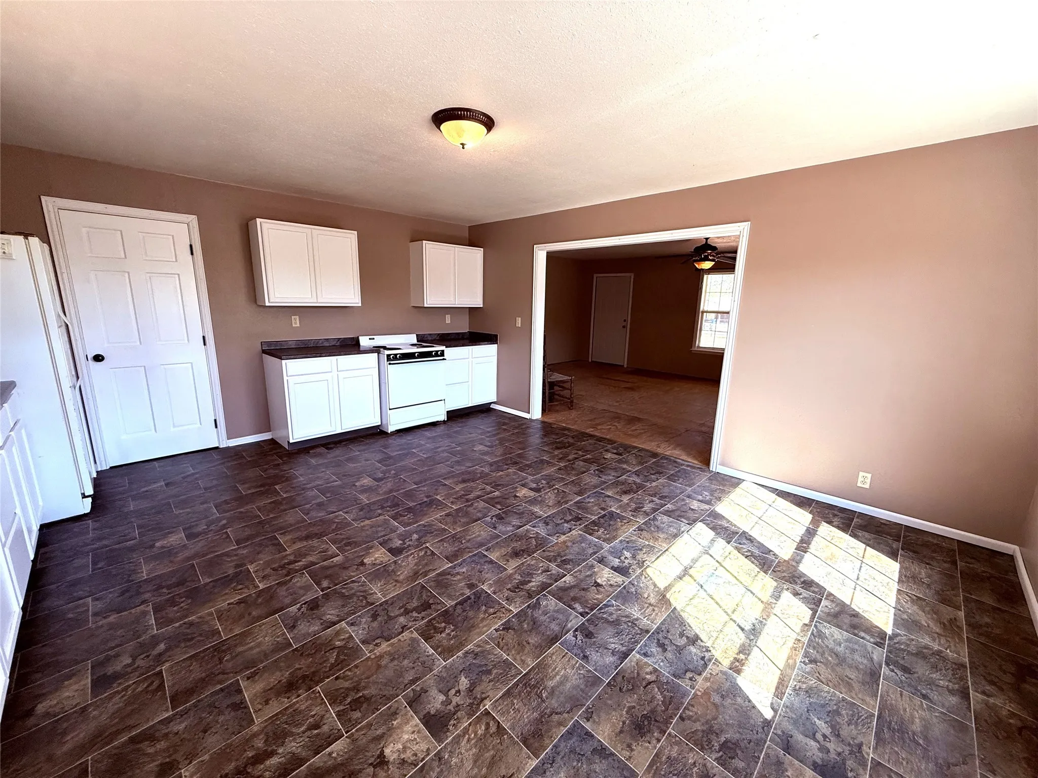 Single Family Residence For Sale in Franklin (TX) County , 175 County Road Nw 1010, Mount Vernon, Texas 75457, 2 Bedroom, 1 Bathroom, Garage spaces, 1,350 Sqft, built in 2013, mls#21330855, Real Estate Agent in Mount Vernon, Homes For Sale in Franklin (TX) county, Homes For Sale in Mount Vernon, Realtor in Mount Vernon Texas, Real Estate Brokerage Independent Realty Texas, Luminita Cordes Realtor