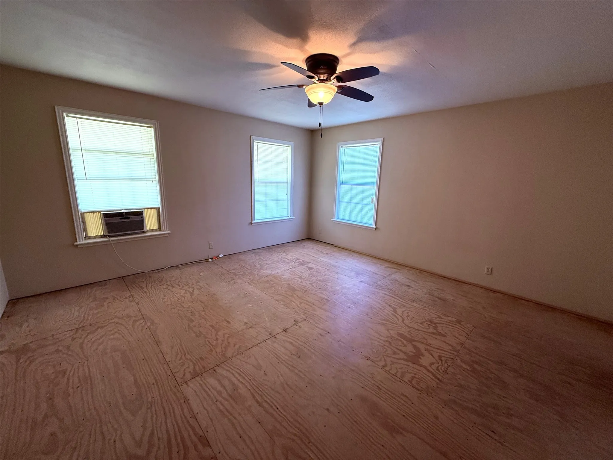 Single Family Residence For Sale in Franklin (TX) County , 175 County Road Nw 1010, Mount Vernon, Texas 75457, 2 Bedroom, 1 Bathroom, Garage spaces, 1,350 Sqft, built in 2013, mls#21330855, Real Estate Agent in Mount Vernon, Homes For Sale in Franklin (TX) county, Homes For Sale in Mount Vernon, Realtor in Mount Vernon Texas, Real Estate Brokerage Independent Realty Texas, Luminita Cordes Realtor
