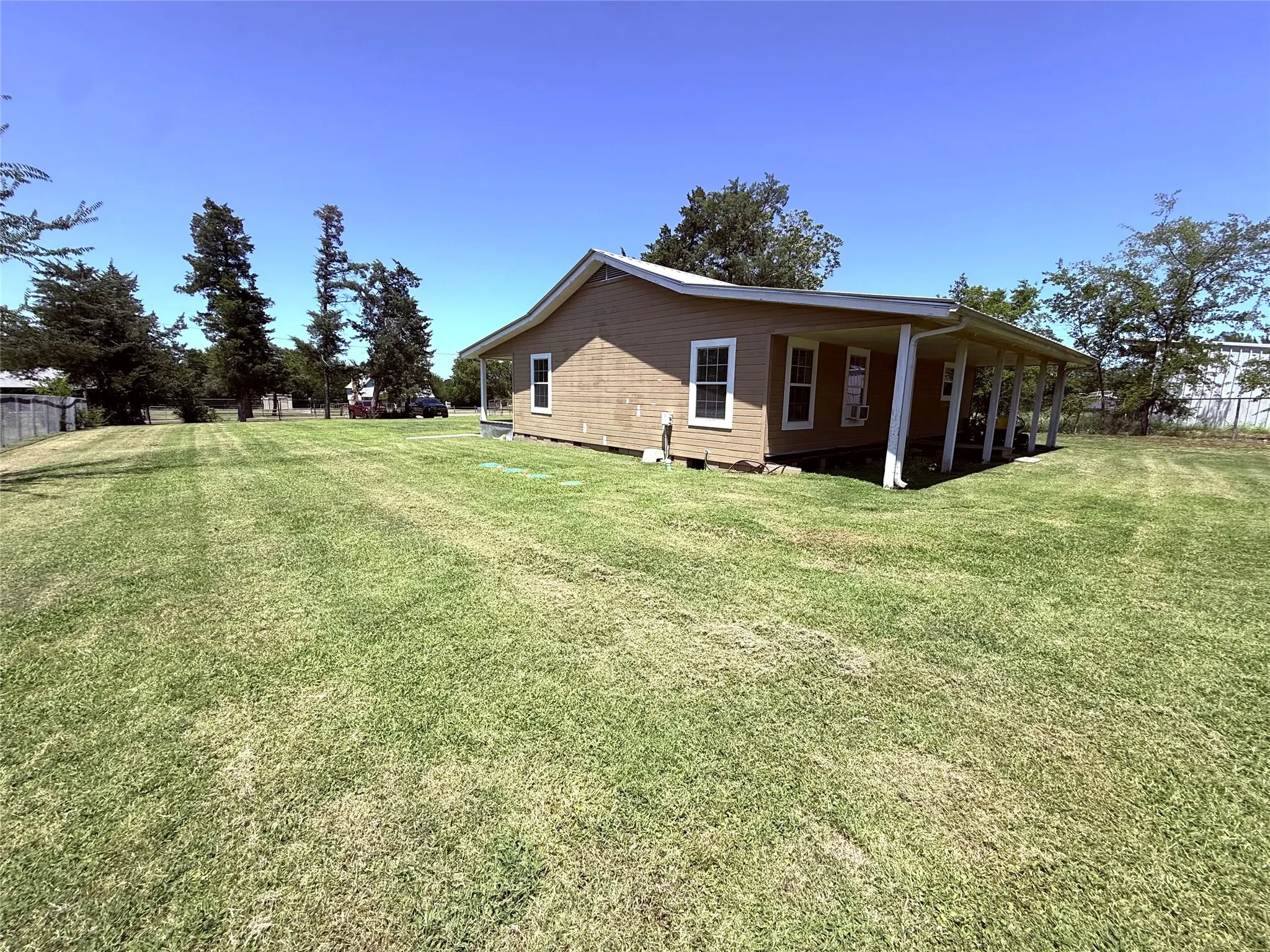 Single Family Residence For Sale in Franklin (TX) County , 175 County Road Nw 1010, Mount Vernon, Texas 75457, 2 Bedroom, 1 Bathroom, Garage spaces, 1,350 Sqft, built in 2013, mls#21330855, Real Estate Agent in Mount Vernon, Homes For Sale in Franklin (TX) county, Homes For Sale in Mount Vernon, Realtor in Mount Vernon Texas, Real Estate Brokerage Independent Realty Texas, Luminita Cordes Realtor