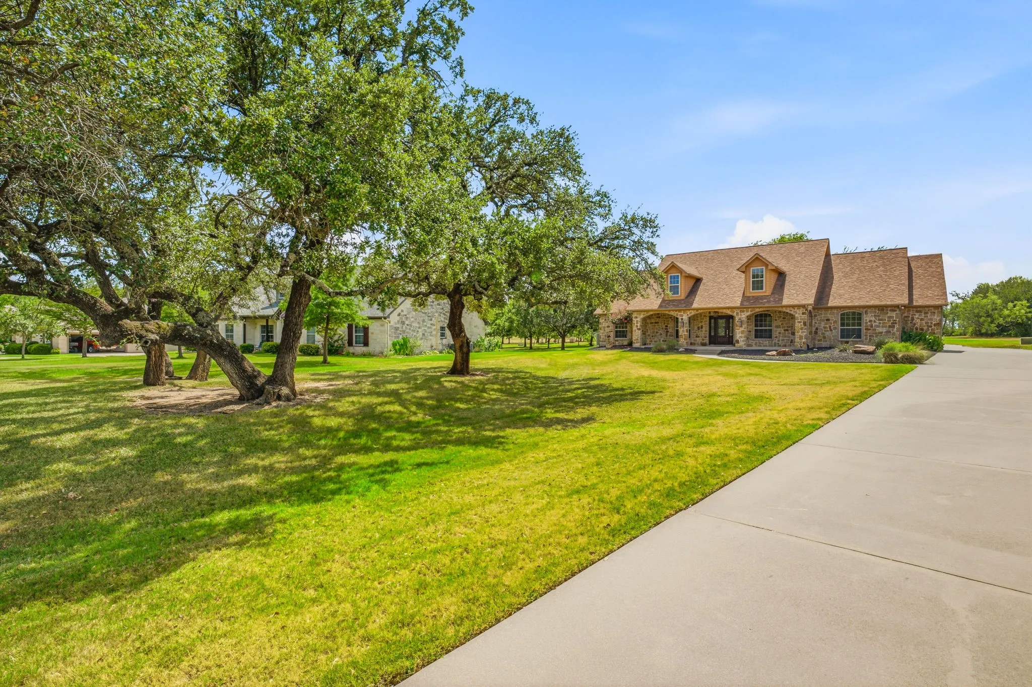 Single Family Residence For Sale in Hood County , 910 Mallard Pointe Drive, Granbury, Texas 76049, 3 Bedroom, 3 Bathroom, 3 Garage spaces, 2,355 Sqft, built in 2007, mls#21329894, Real Estate Agent in Granbury, Homes For Sale in Hood county, Homes For Sale in Granbury, Realtor in Granbury Texas, Real Estate Brokerage Independent Realty Texas, Luminita Cordes Realtor