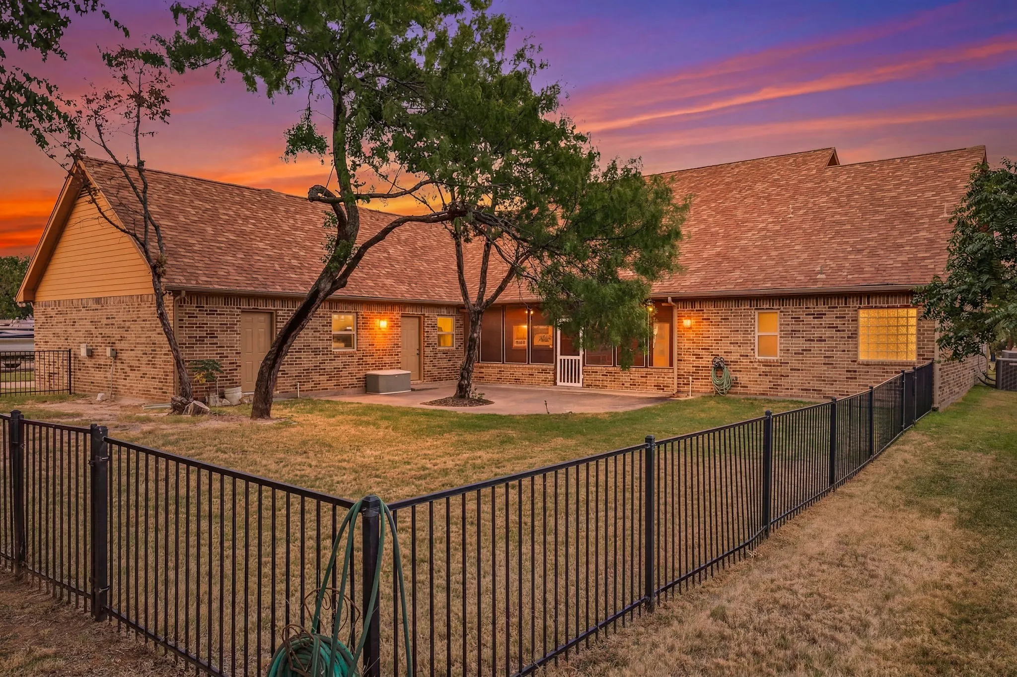 Single Family Residence For Sale in Hood County , 910 Mallard Pointe Drive, Granbury, Texas 76049, 3 Bedroom, 3 Bathroom, 3 Garage spaces, 2,355 Sqft, built in 2007, mls#21329894, Real Estate Agent in Granbury, Homes For Sale in Hood county, Homes For Sale in Granbury, Realtor in Granbury Texas, Real Estate Brokerage Independent Realty Texas, Luminita Cordes Realtor