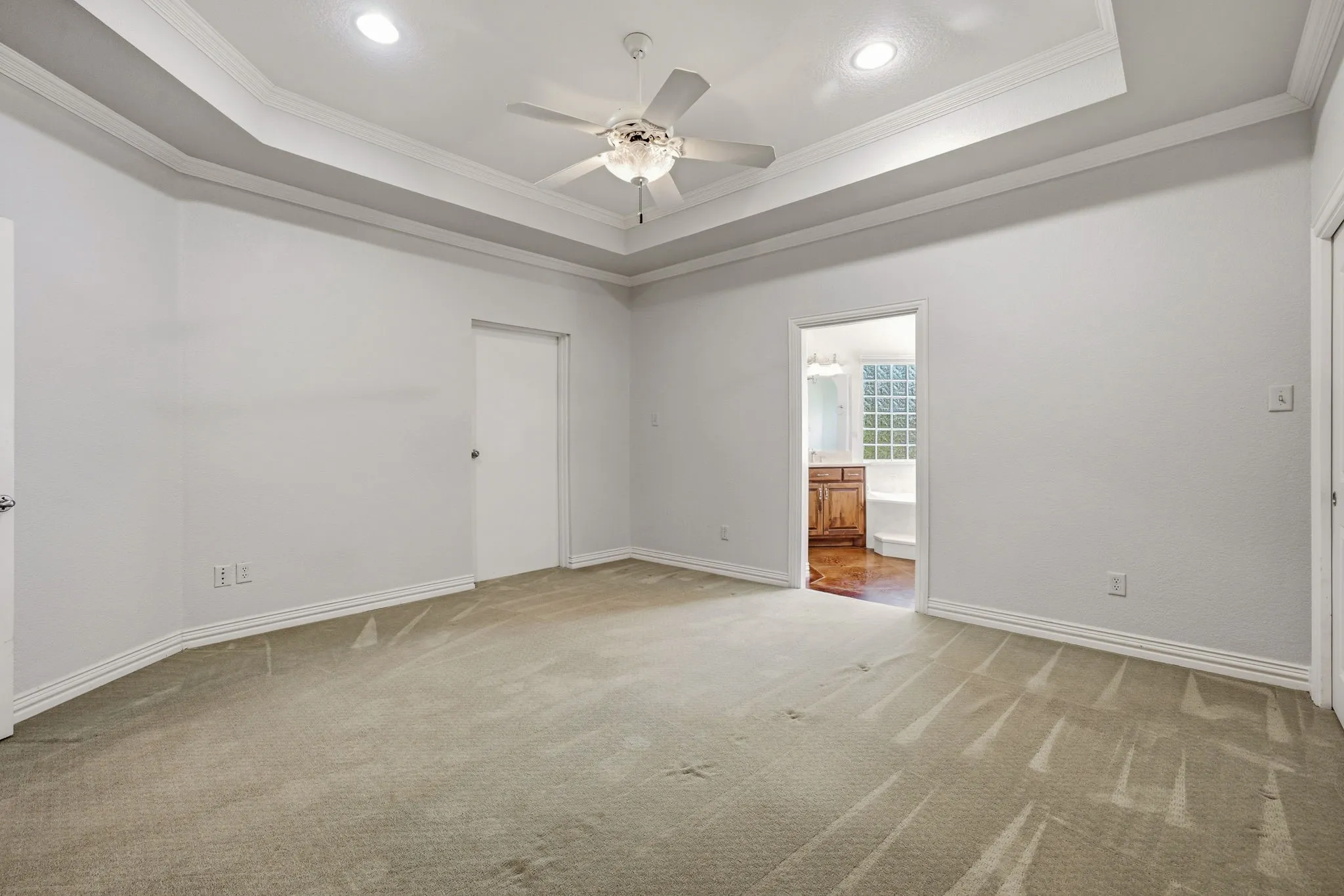 Single Family Residence For Sale in Hood County , 910 Mallard Pointe Drive, Granbury, Texas 76049, 3 Bedroom, 3 Bathroom, 3 Garage spaces, 2,355 Sqft, built in 2007, mls#21329894, Real Estate Agent in Granbury, Homes For Sale in Hood county, Homes For Sale in Granbury, Realtor in Granbury Texas, Real Estate Brokerage Independent Realty Texas, Luminita Cordes Realtor