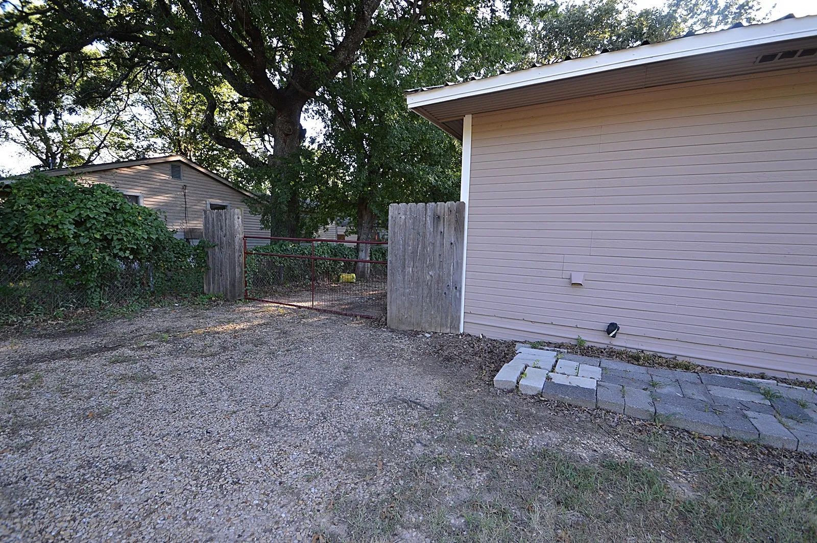 Single Family Residence For Rent in Hunt County , 201 Kirk Lane, West Tawakoni, Texas 75474, 3 Bedroom, 1 Bathroom, Garage spaces, 1,210 Sqft, built in 1985, mls#21331931, Real Estate Agent in West Tawakoni, Homes For Rent in Hunt county, Homes For Rent in West Tawakoni, Realtor in West Tawakoni Texas, Real Estate Brokerage Independent Realty Texas, Luminita Cordes Realtor