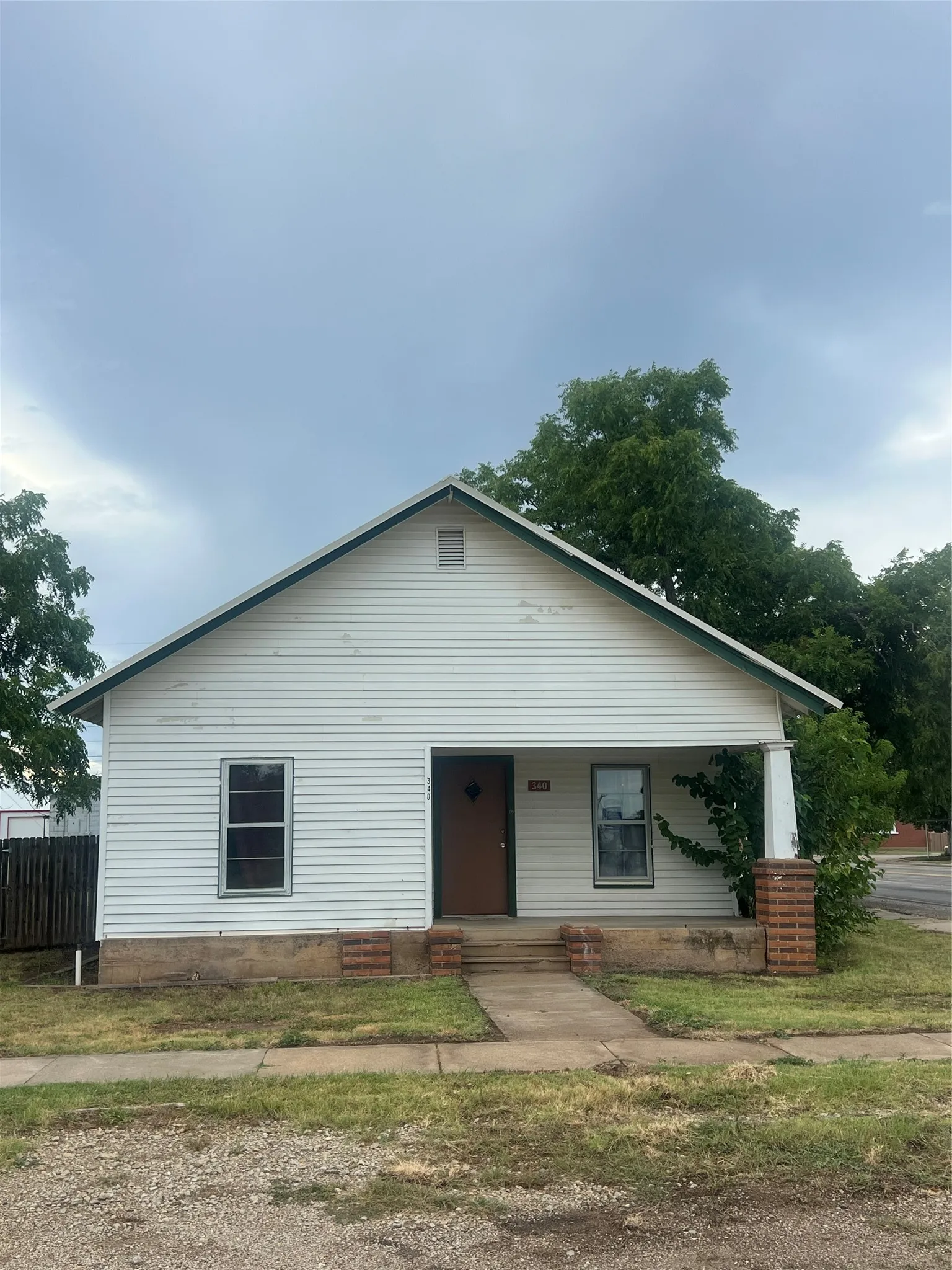 Single Family Residence For Sale in Callahan County , 340 Walnut Street, Baird, Texas 79504, 3 Bedroom, 2 Bathroom, 3 Garage spaces, 1,840 Sqft, built in 1948, Price $185,000, mls#21331125, Real Estate Agent in Baird, Homes For Sale in Callahan county, Homes For Sale in Baird, Realtor in Baird Texas, Real Estate Brokerage Independent Realty Texas, Luminita Cordes Realtor