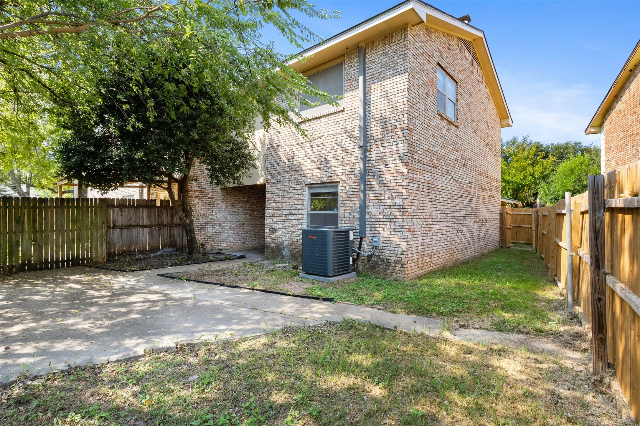 Single Family Residence For Rent in Tarrant County , 2806 Spring Valley Drive, Bedford, Texas 76021, 3 Bedroom, 3 Bathroom, 2 Garage spaces, 1,672 Sqft, built in 1973, mls#21331946, Real Estate Agent in Bedford, Homes For Rent in Tarrant county, Homes For Rent in Bedford, Realtor in Bedford Texas, Real Estate Brokerage Independent Realty Texas, Luminita Cordes Realtor