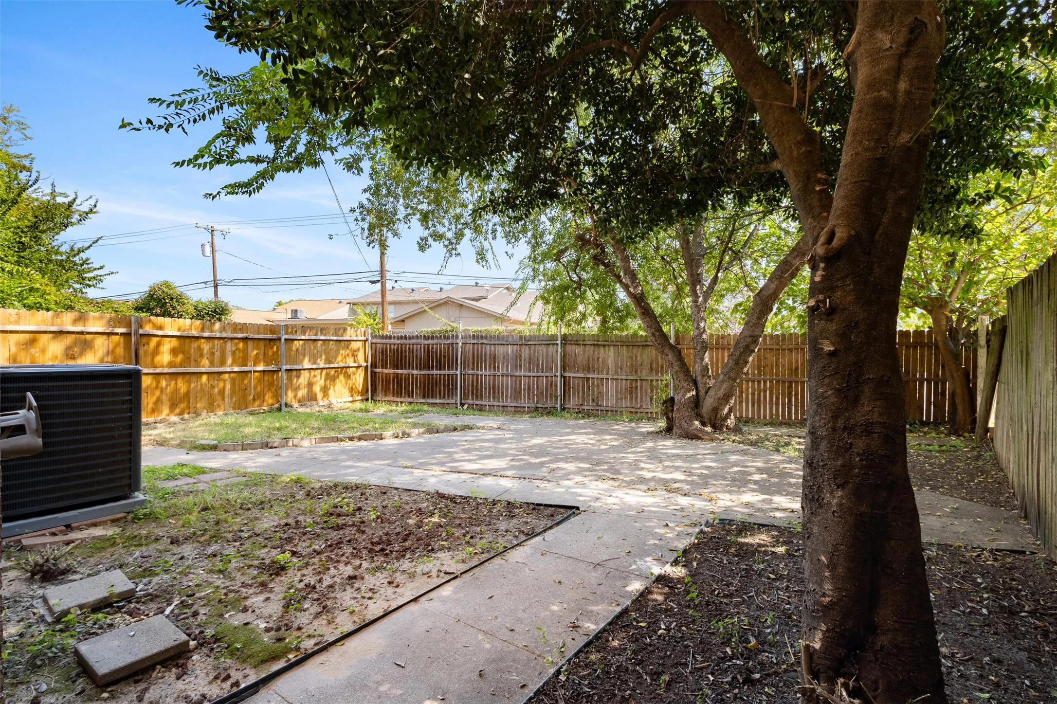 Single Family Residence For Rent in Tarrant County , 2806 Spring Valley Drive, Bedford, Texas 76021, 3 Bedroom, 3 Bathroom, 2 Garage spaces, 1,672 Sqft, built in 1973, mls#21331946, Real Estate Agent in Bedford, Homes For Rent in Tarrant county, Homes For Rent in Bedford, Realtor in Bedford Texas, Real Estate Brokerage Independent Realty Texas, Luminita Cordes Realtor