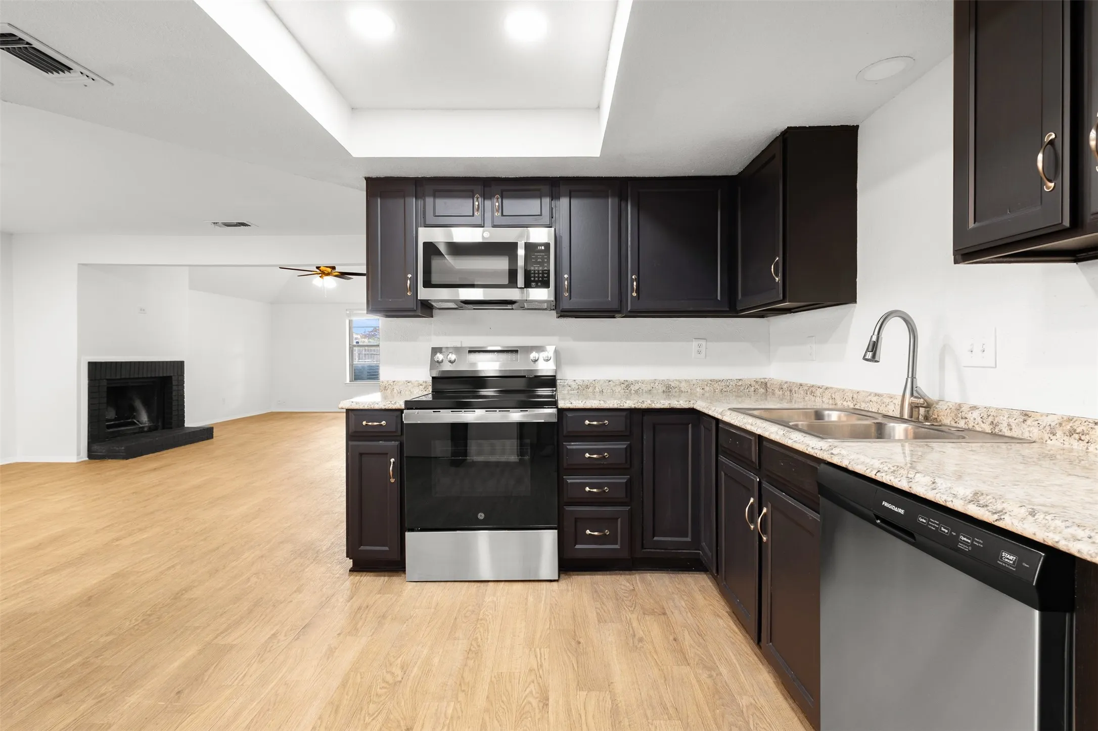Single Family Residence For Rent in Tarrant County , 2806 Spring Valley Drive, Bedford, Texas 76021, 3 Bedroom, 3 Bathroom, 2 Garage spaces, 1,672 Sqft, built in 1973, mls#21331946, Real Estate Agent in Bedford, Homes For Rent in Tarrant county, Homes For Rent in Bedford, Realtor in Bedford Texas, Real Estate Brokerage Independent Realty Texas, Luminita Cordes Realtor