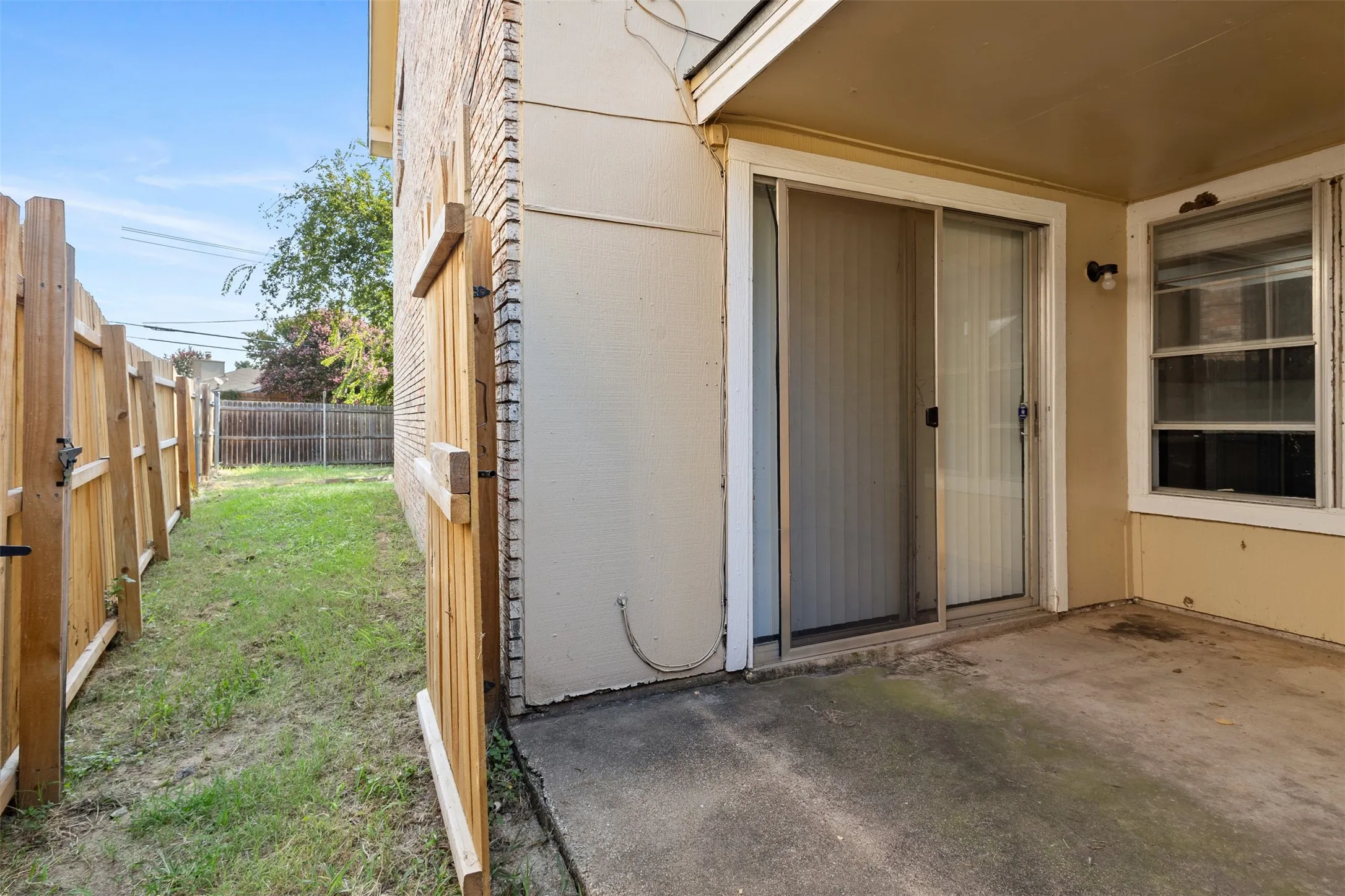 Single Family Residence For Rent in Tarrant County , 2806 Spring Valley Drive, Bedford, Texas 76021, 3 Bedroom, 3 Bathroom, 2 Garage spaces, 1,672 Sqft, built in 1973, mls#21331946, Real Estate Agent in Bedford, Homes For Rent in Tarrant county, Homes For Rent in Bedford, Realtor in Bedford Texas, Real Estate Brokerage Independent Realty Texas, Luminita Cordes Realtor