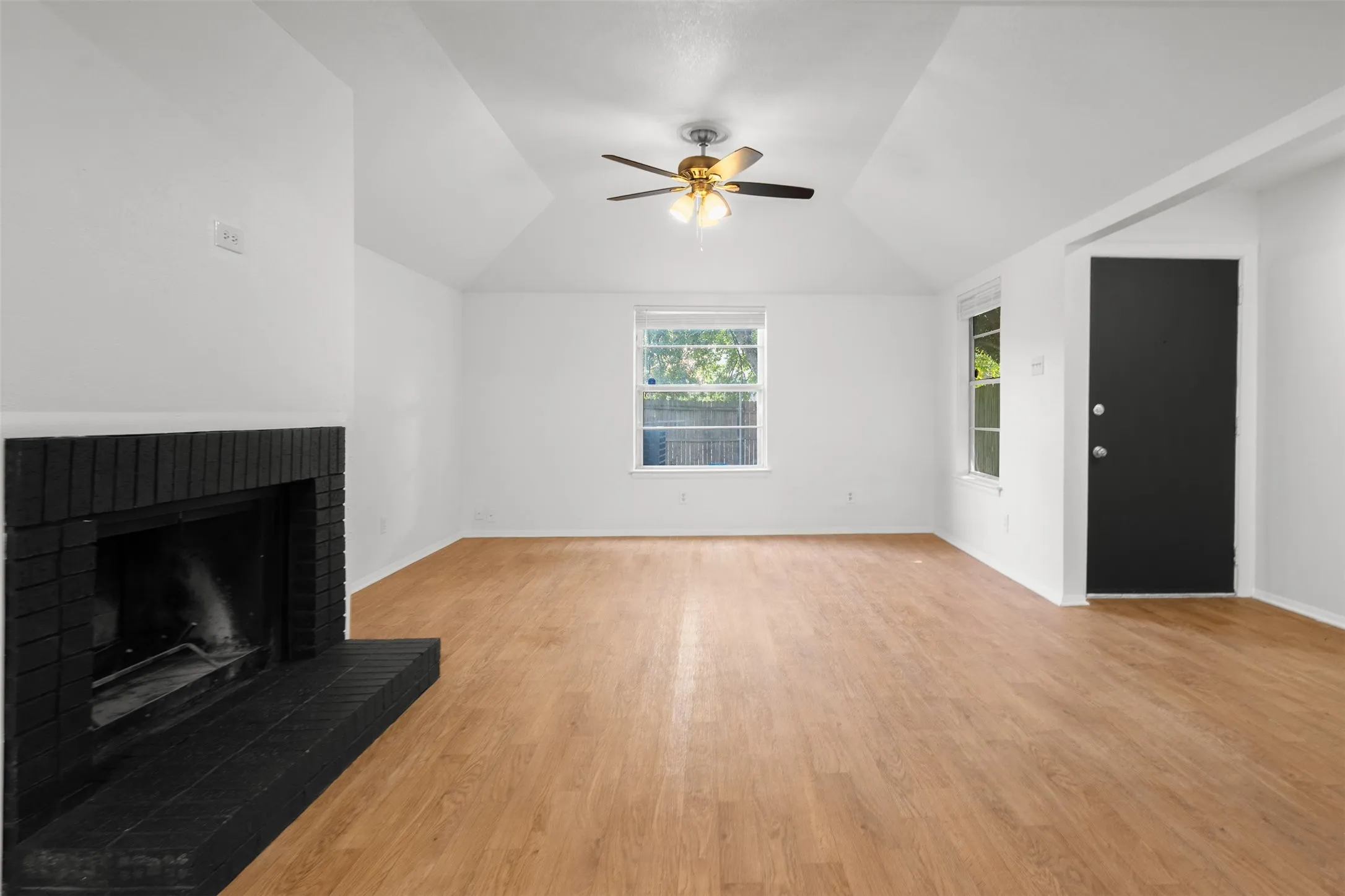 Single Family Residence For Rent in Tarrant County , 2806 Spring Valley Drive, Bedford, Texas 76021, 3 Bedroom, 3 Bathroom, 2 Garage spaces, 1,672 Sqft, built in 1973, mls#21331946, Real Estate Agent in Bedford, Homes For Rent in Tarrant county, Homes For Rent in Bedford, Realtor in Bedford Texas, Real Estate Brokerage Independent Realty Texas, Luminita Cordes Realtor