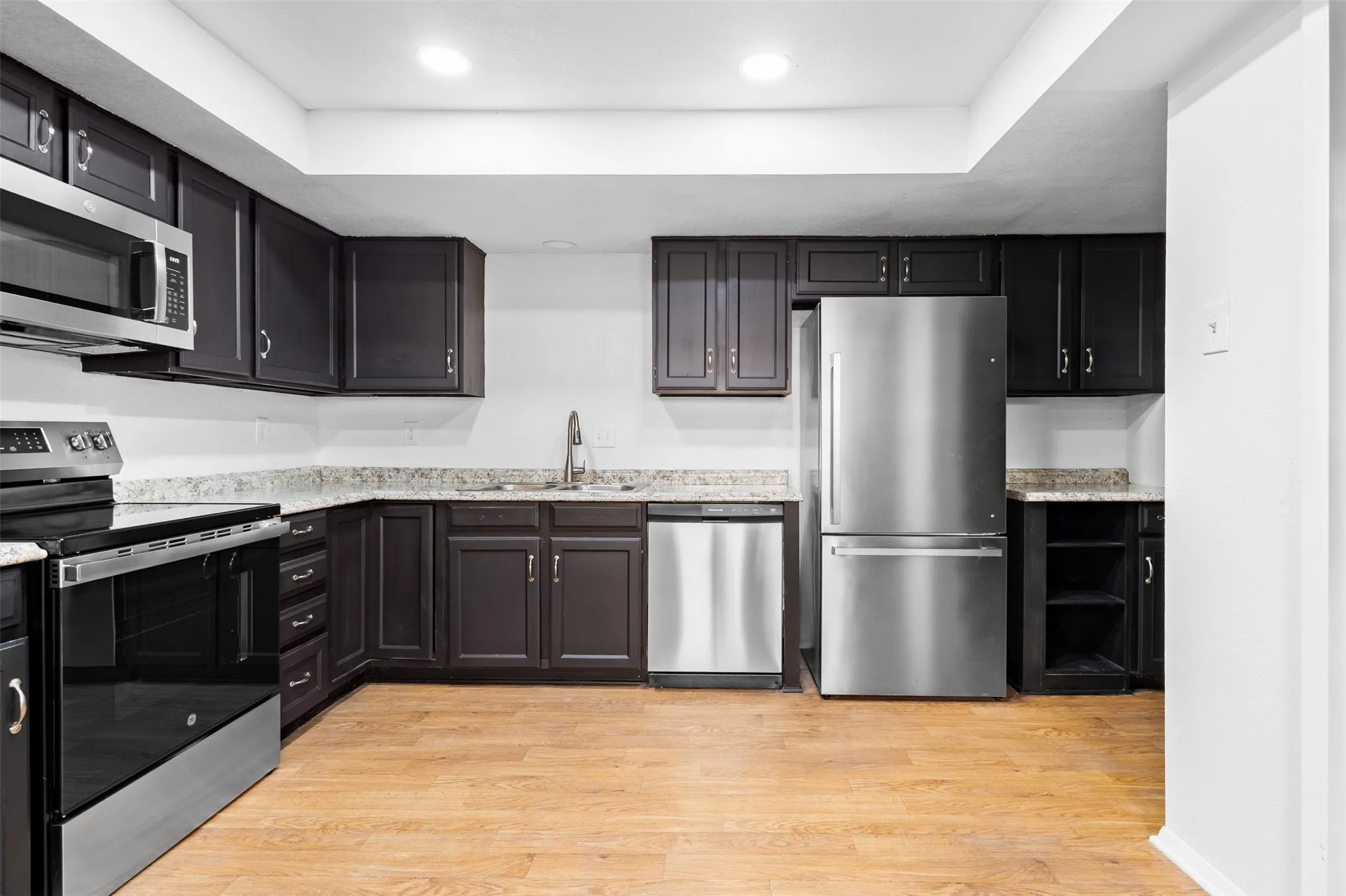 Single Family Residence For Rent in Tarrant County , 2806 Spring Valley Drive, Bedford, Texas 76021, 3 Bedroom, 3 Bathroom, 2 Garage spaces, 1,672 Sqft, built in 1973, mls#21331946, Real Estate Agent in Bedford, Homes For Rent in Tarrant county, Homes For Rent in Bedford, Realtor in Bedford Texas, Real Estate Brokerage Independent Realty Texas, Luminita Cordes Realtor