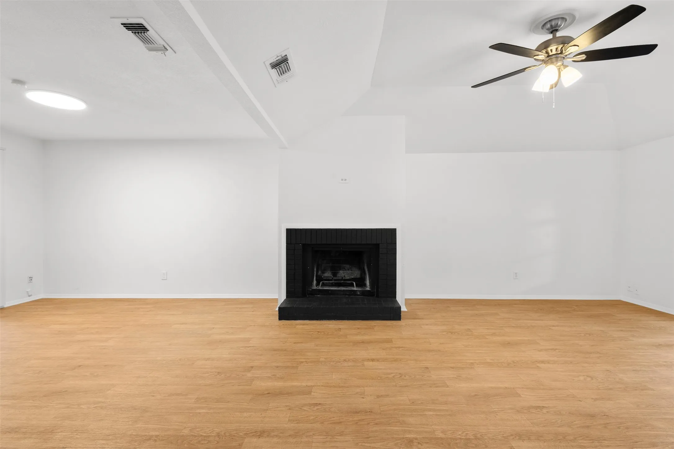 Single Family Residence For Rent in Tarrant County , 2806 Spring Valley Drive, Bedford, Texas 76021, 3 Bedroom, 3 Bathroom, 2 Garage spaces, 1,672 Sqft, built in 1973, mls#21331946, Real Estate Agent in Bedford, Homes For Rent in Tarrant county, Homes For Rent in Bedford, Realtor in Bedford Texas, Real Estate Brokerage Independent Realty Texas, Luminita Cordes Realtor