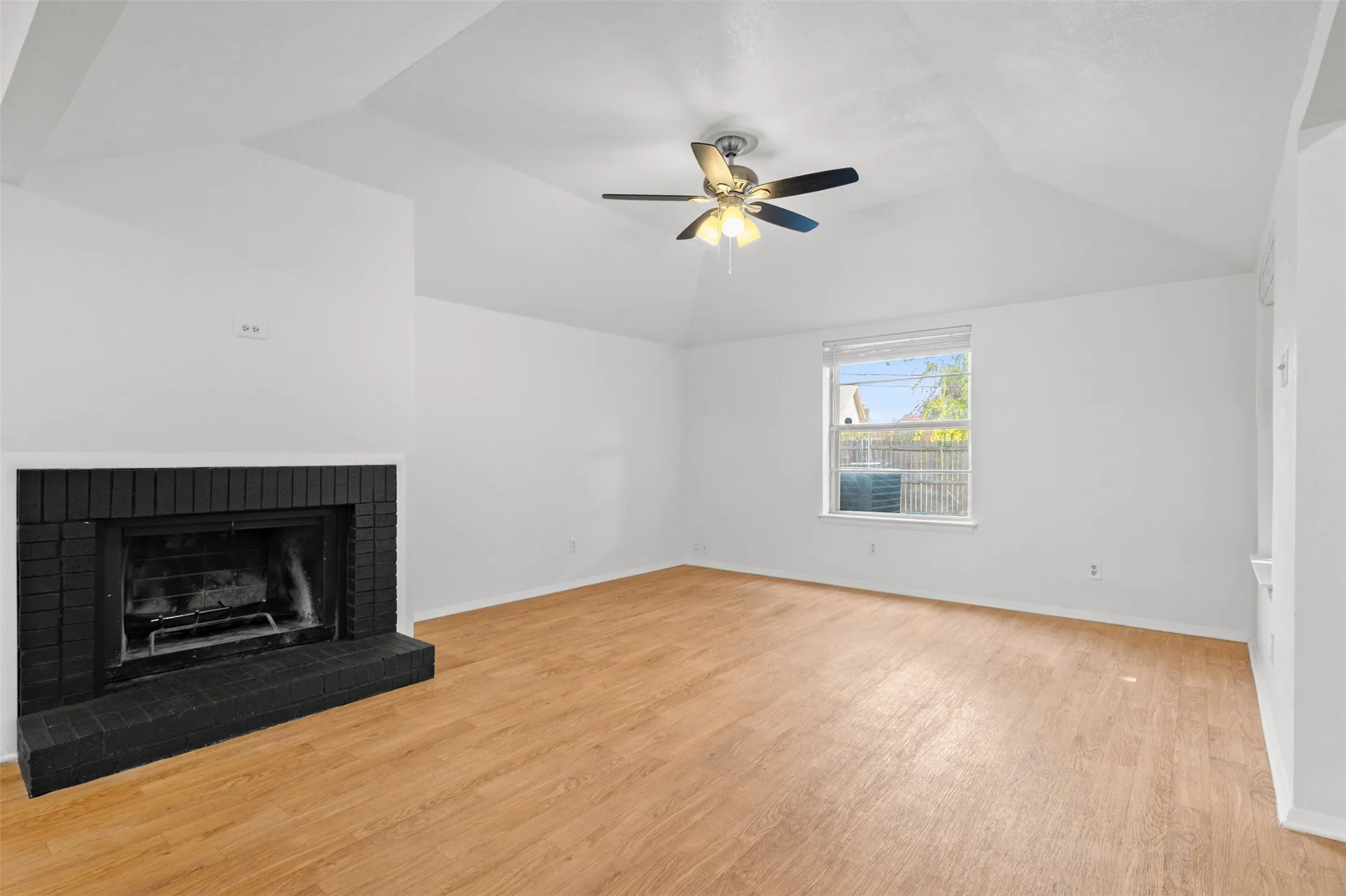 Single Family Residence For Rent in Tarrant County , 2806 Spring Valley Drive, Bedford, Texas 76021, 3 Bedroom, 3 Bathroom, 2 Garage spaces, 1,672 Sqft, built in 1973, mls#21331946, Real Estate Agent in Bedford, Homes For Rent in Tarrant county, Homes For Rent in Bedford, Realtor in Bedford Texas, Real Estate Brokerage Independent Realty Texas, Luminita Cordes Realtor