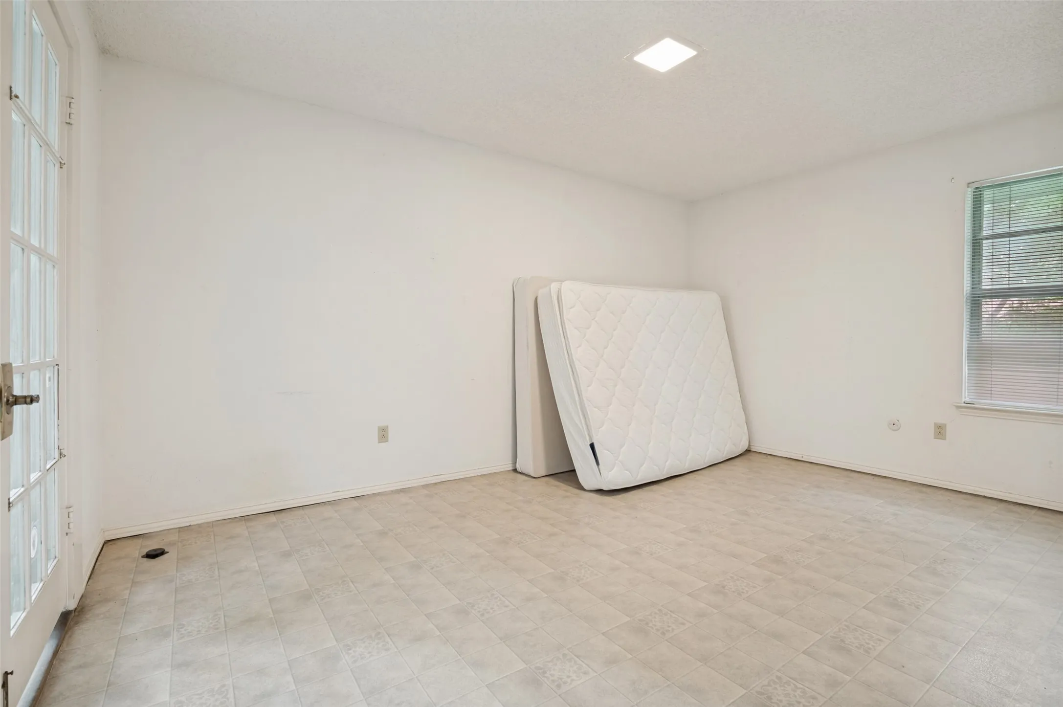 Single Family Residence For Sale in Dallas County , 406 Dula Circle, Duncanville, Texas 75116, 3 Bedroom, 2 Bathroom, 2 Garage spaces, 2,454 Sqft, built in 1975, mls#21331950, Real Estate Agent in Duncanville, Homes For Sale in Dallas county, Homes For Sale in Duncanville, Realtor in Duncanville Texas, Real Estate Brokerage Independent Realty Texas, Luminita Cordes Realtor