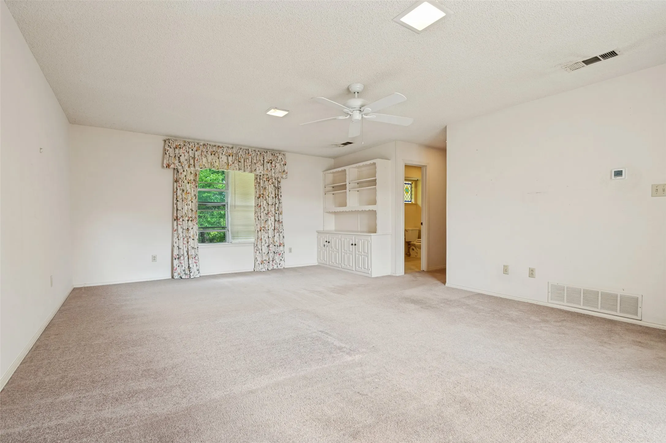 Single Family Residence For Sale in Dallas County , 406 Dula Circle, Duncanville, Texas 75116, 3 Bedroom, 2 Bathroom, 2 Garage spaces, 2,454 Sqft, built in 1975, mls#21331950, Real Estate Agent in Duncanville, Homes For Sale in Dallas county, Homes For Sale in Duncanville, Realtor in Duncanville Texas, Real Estate Brokerage Independent Realty Texas, Luminita Cordes Realtor