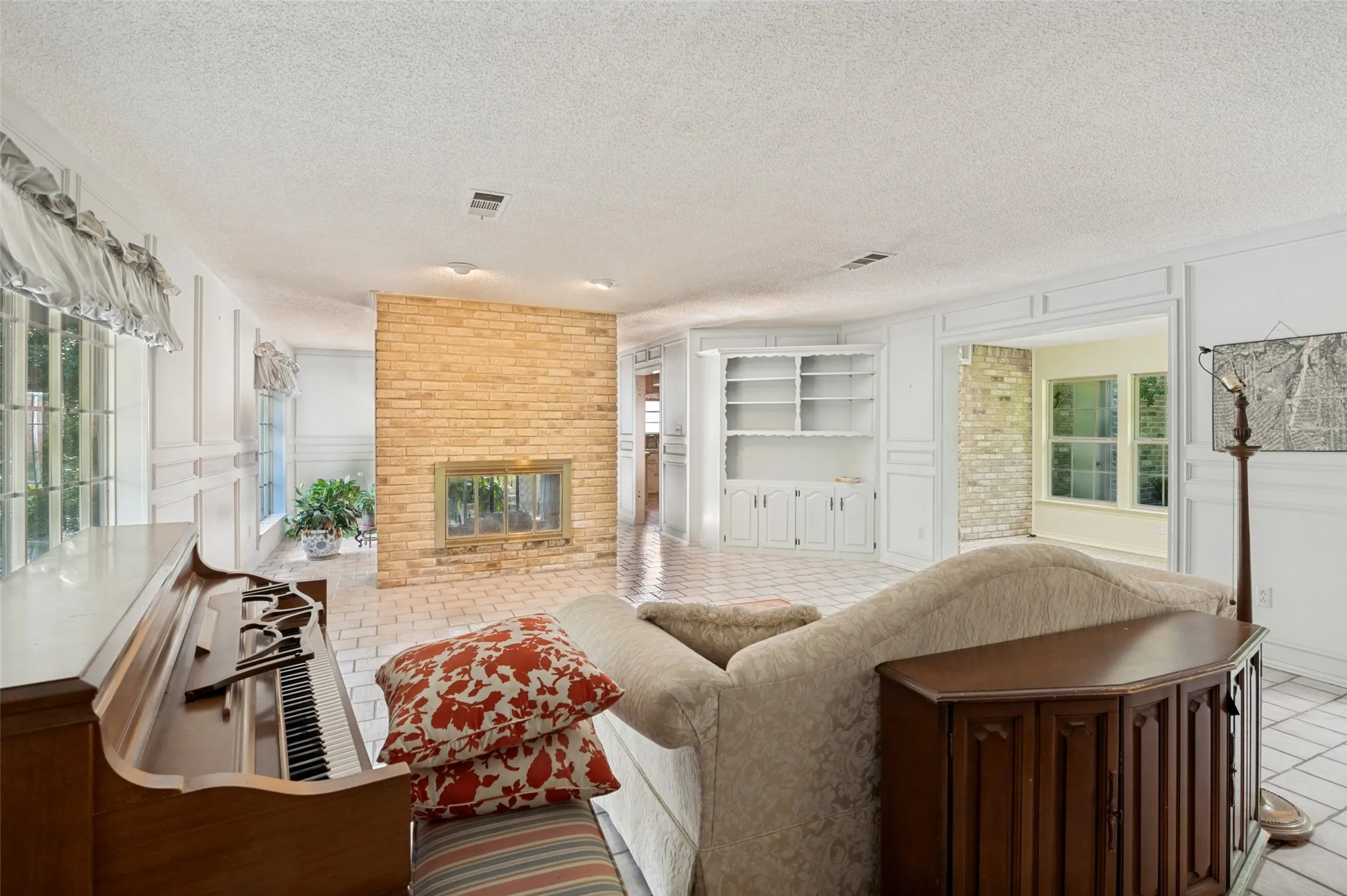 Single Family Residence For Sale in Dallas County , 406 Dula Circle, Duncanville, Texas 75116, 3 Bedroom, 2 Bathroom, 2 Garage spaces, 2,454 Sqft, built in 1975, mls#21331950, Real Estate Agent in Duncanville, Homes For Sale in Dallas county, Homes For Sale in Duncanville, Realtor in Duncanville Texas, Real Estate Brokerage Independent Realty Texas, Luminita Cordes Realtor